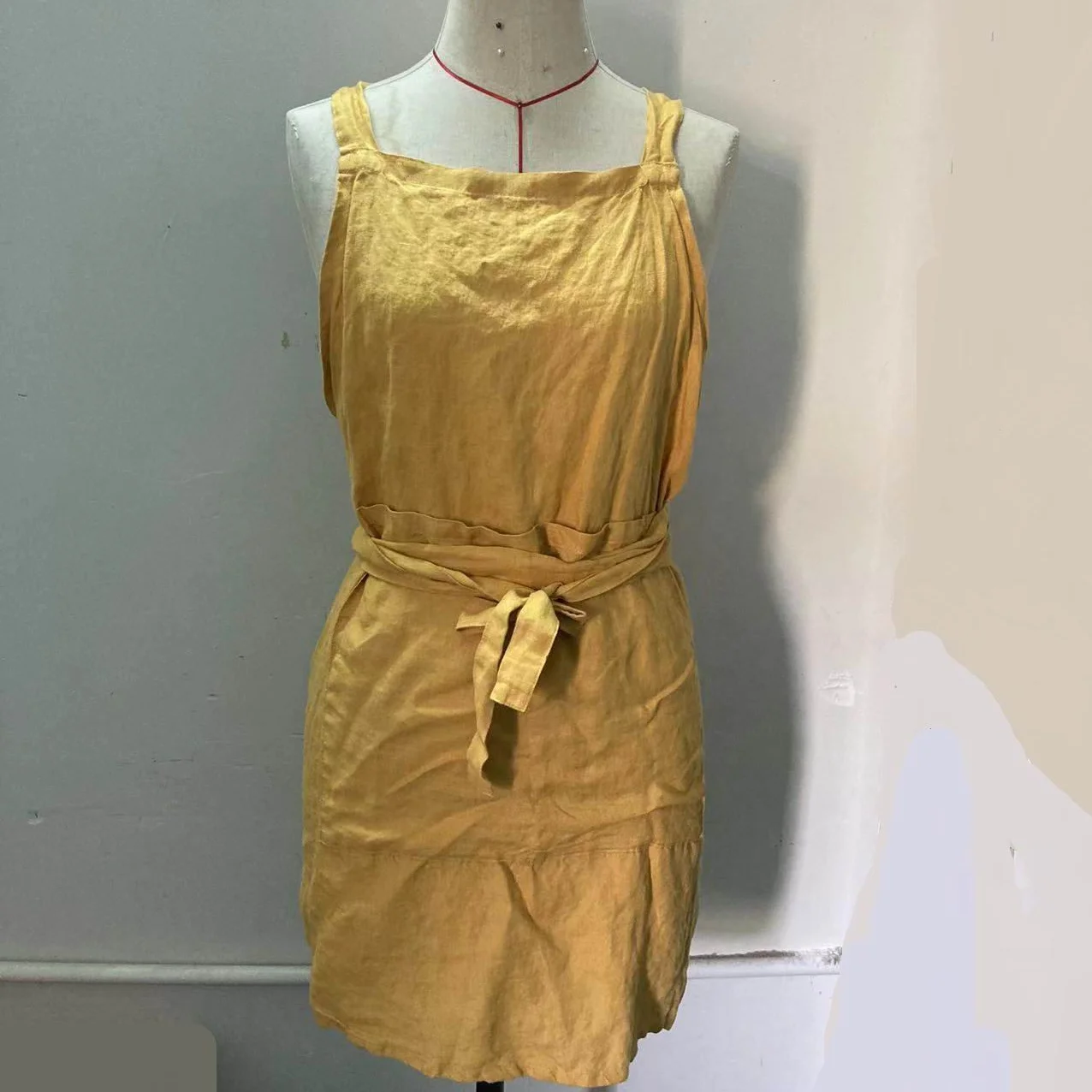 100% French Linen Women Apron Washed Bib Apron with pockets and ties in the front