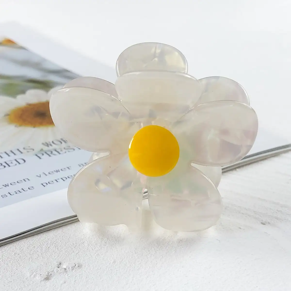 2023 Hot Selling Fresh Sweet Style Acetate White Flower Hair Claw Hair Clip Hair Accessory for Girls