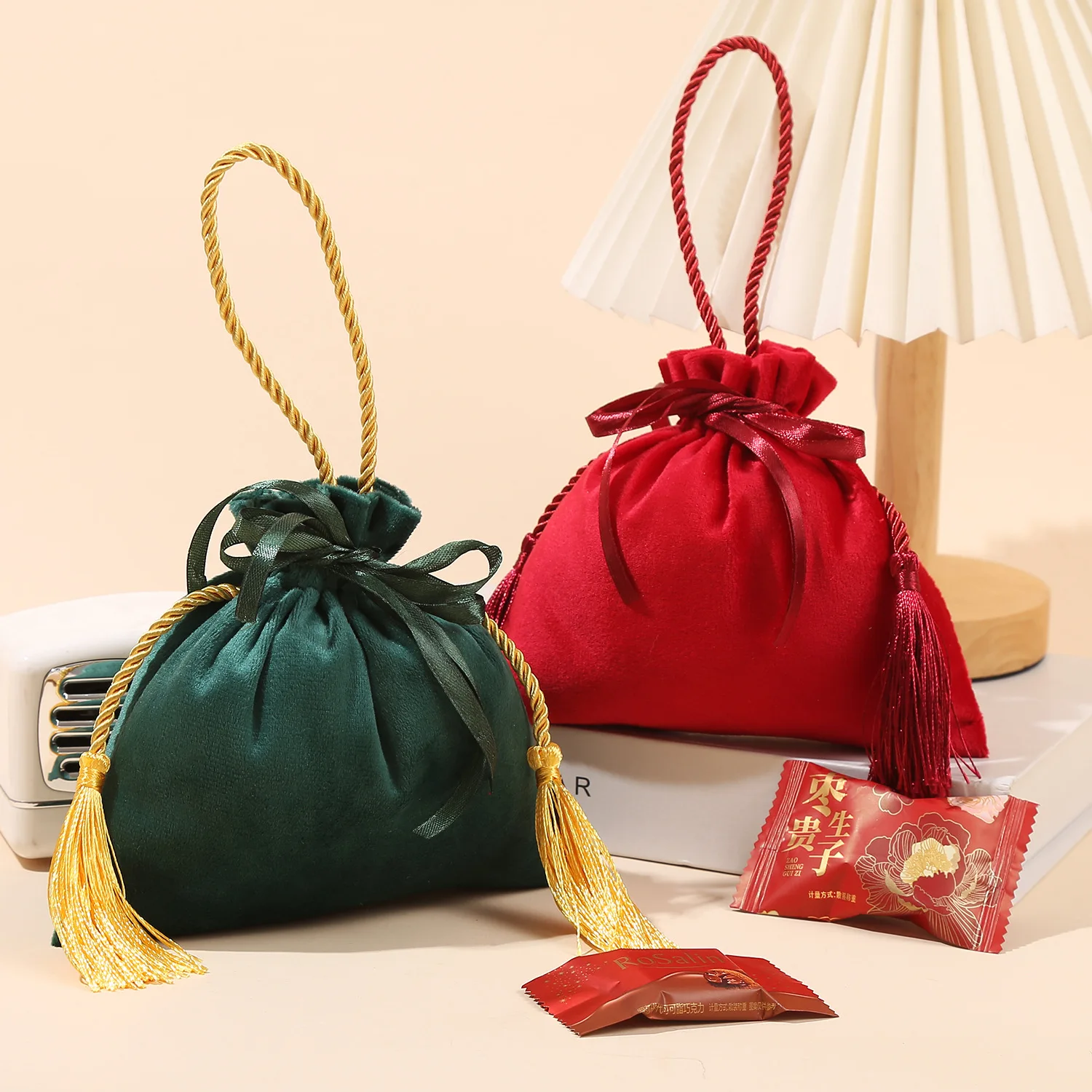 Professional manufacturer yiwu top factory 16*16CM high top velvet bag with tote tassel drawstring pouch decor candy bag