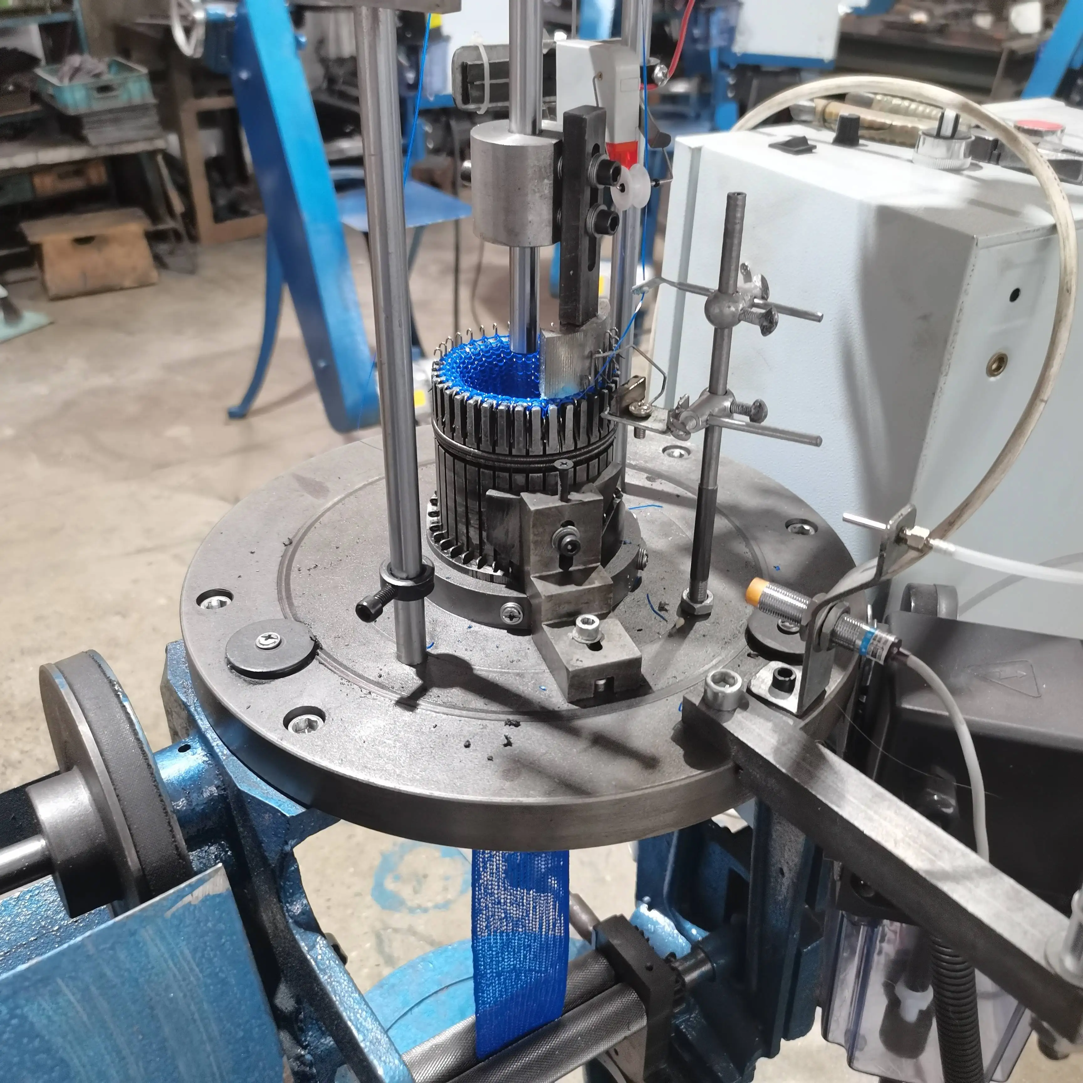 Rotating wire knitting machines producing knitted wire mesh with full automatic control