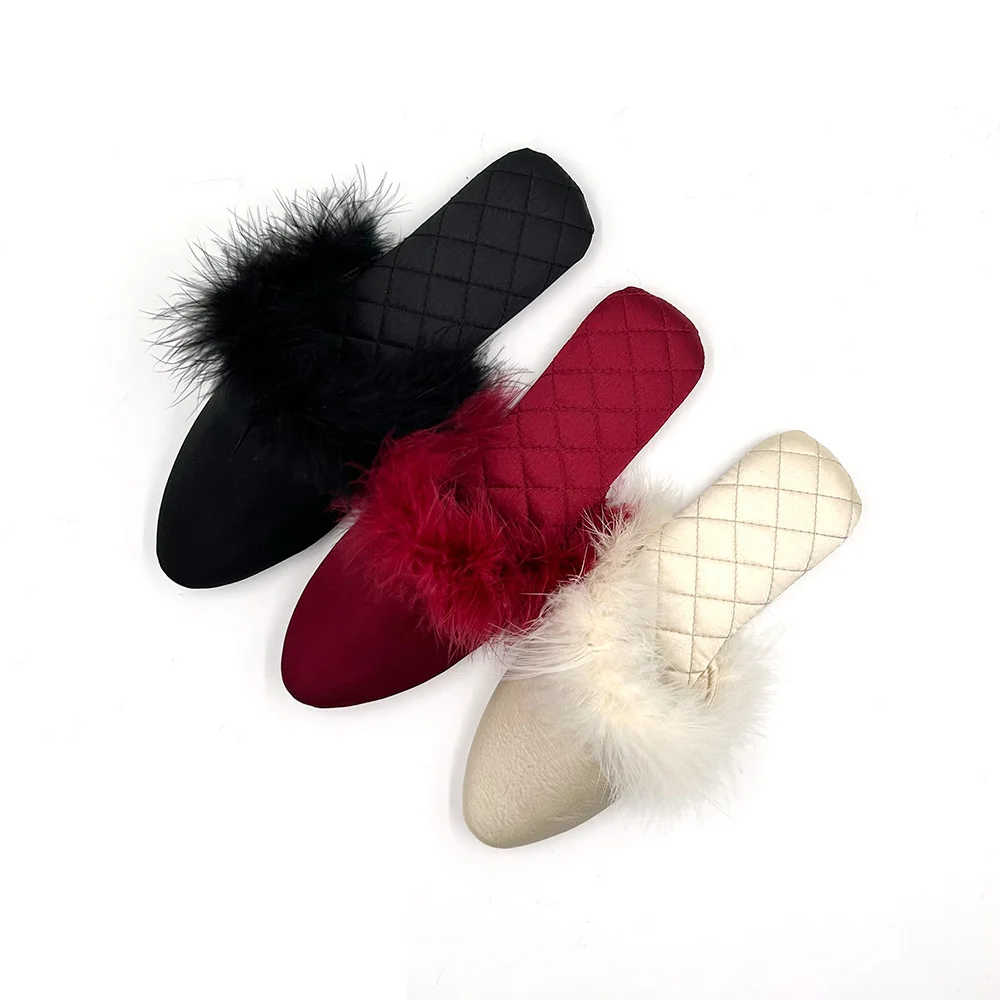 Женские шлепанцы с закрытым носком