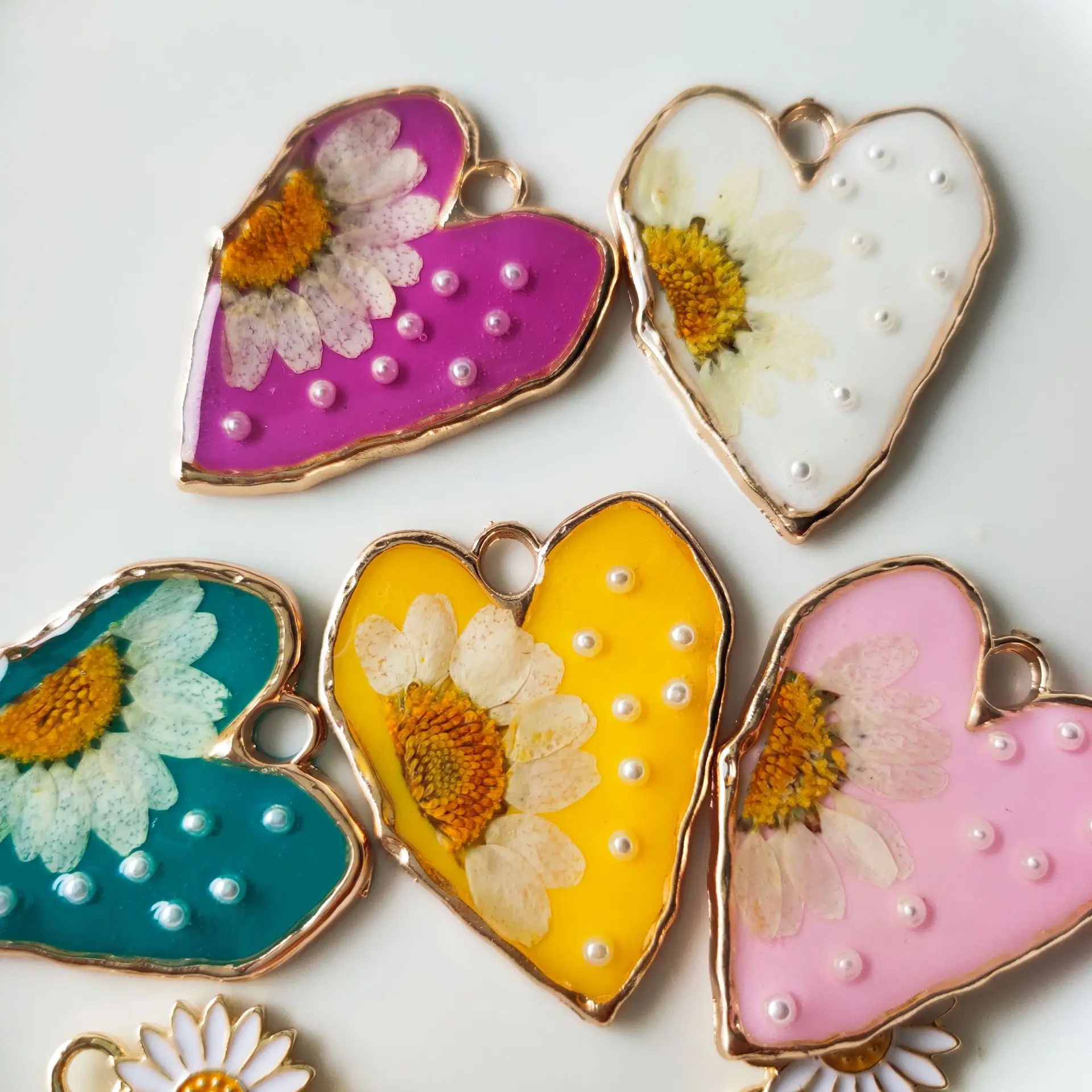 Hot sales dried flower craft pendants oil painting wind gold foil earrings pendant accessories
