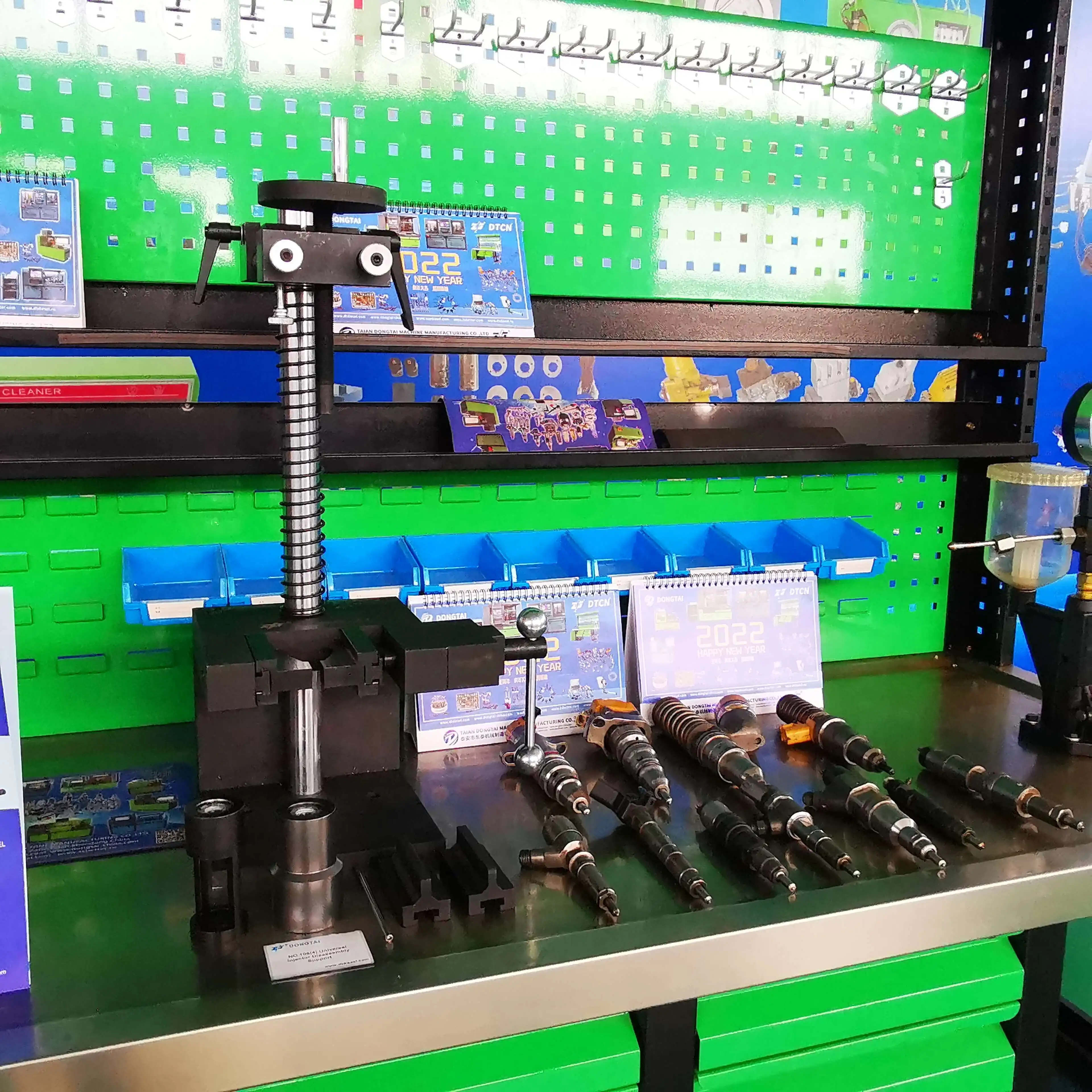 NO.106(4) Universal Injector Disassembly Support for common rail injector