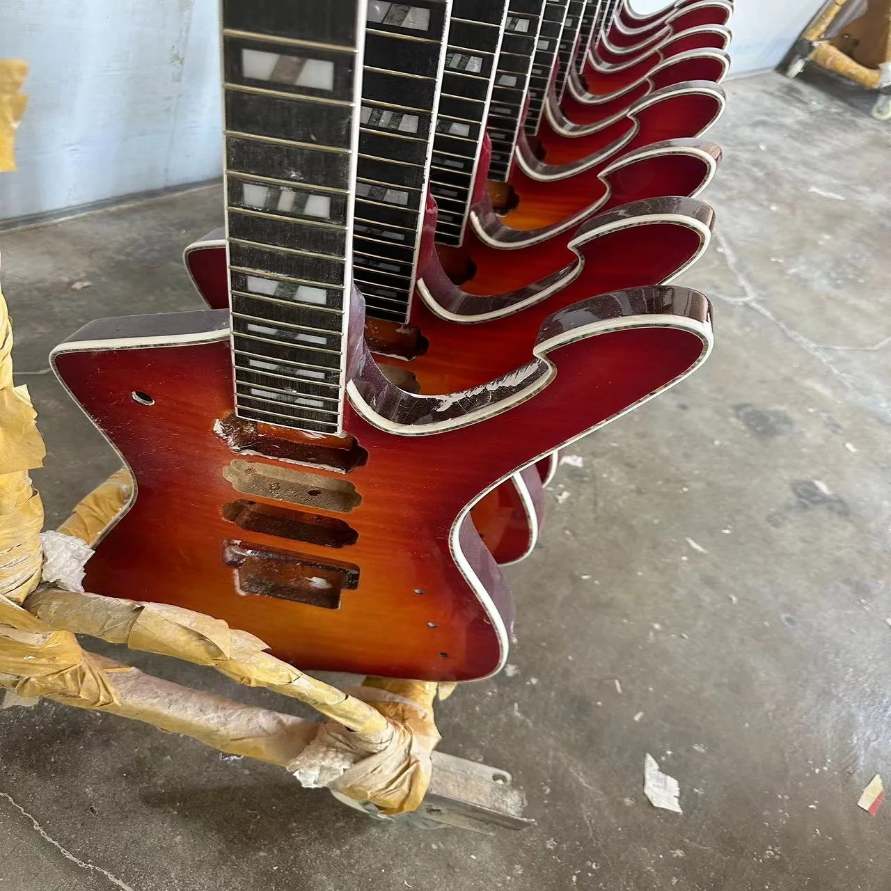 Электрогитара с оранжевым корпусом