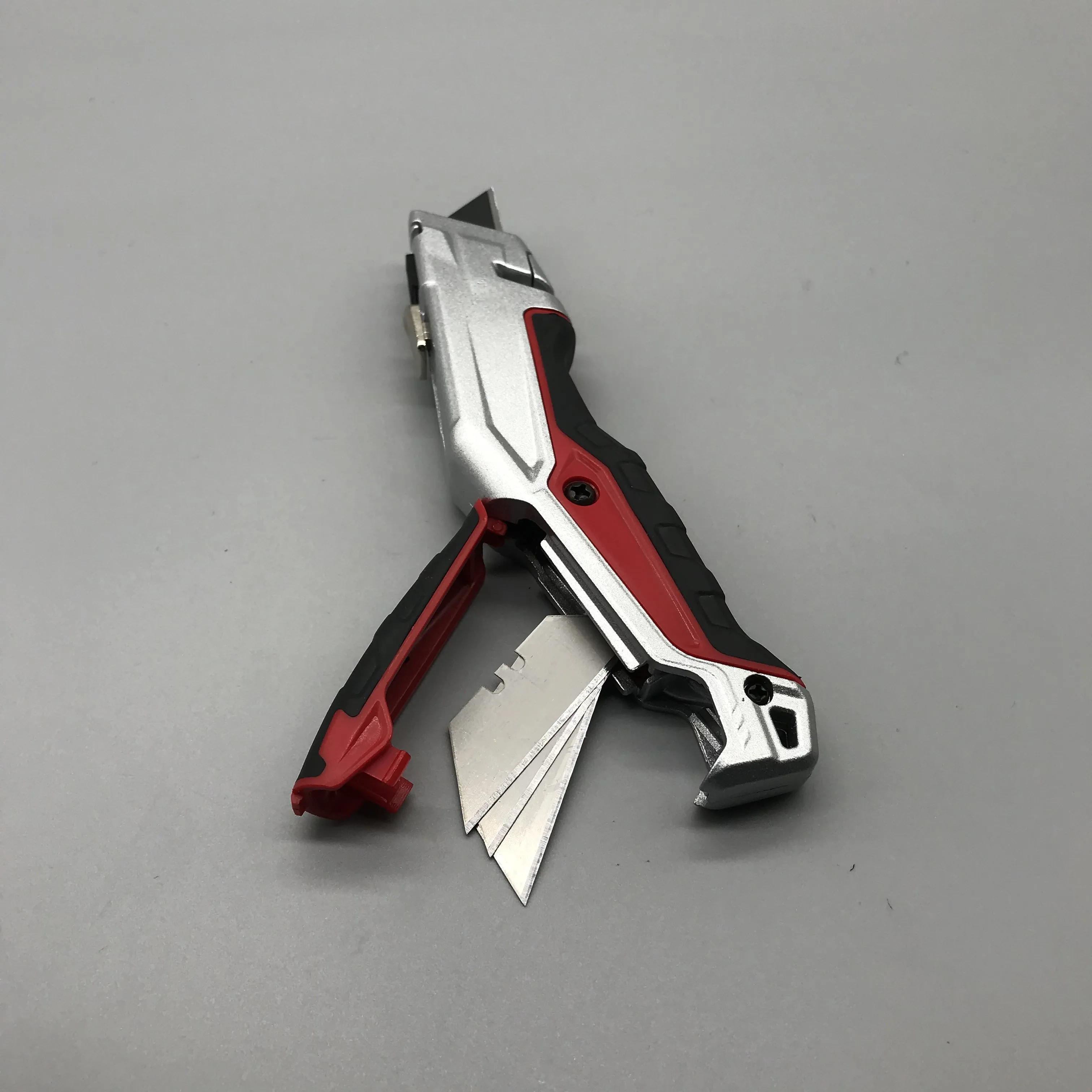 New design aluminum alloy auto retractable utility knife cutter with 3PCS replacement blade
