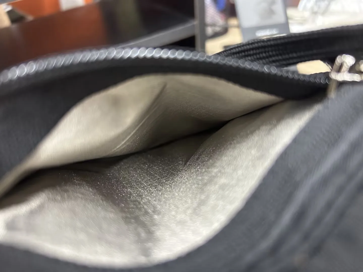 RFID Blocking Stash Wallet Travel Neck Pouch Waterproof Nylon Card Holder Fashionable Portable Passport Holder for Women & Men