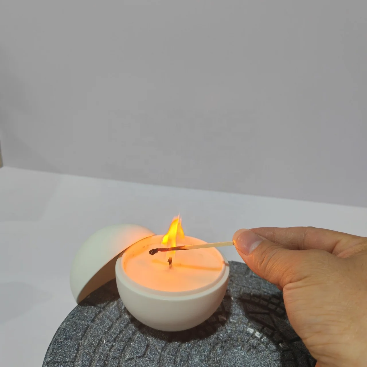 Christmas Cylinder Ceramic Aura Soy Candle Vessel Ball Shape Porcelain Jar with Lid for Home Decoration