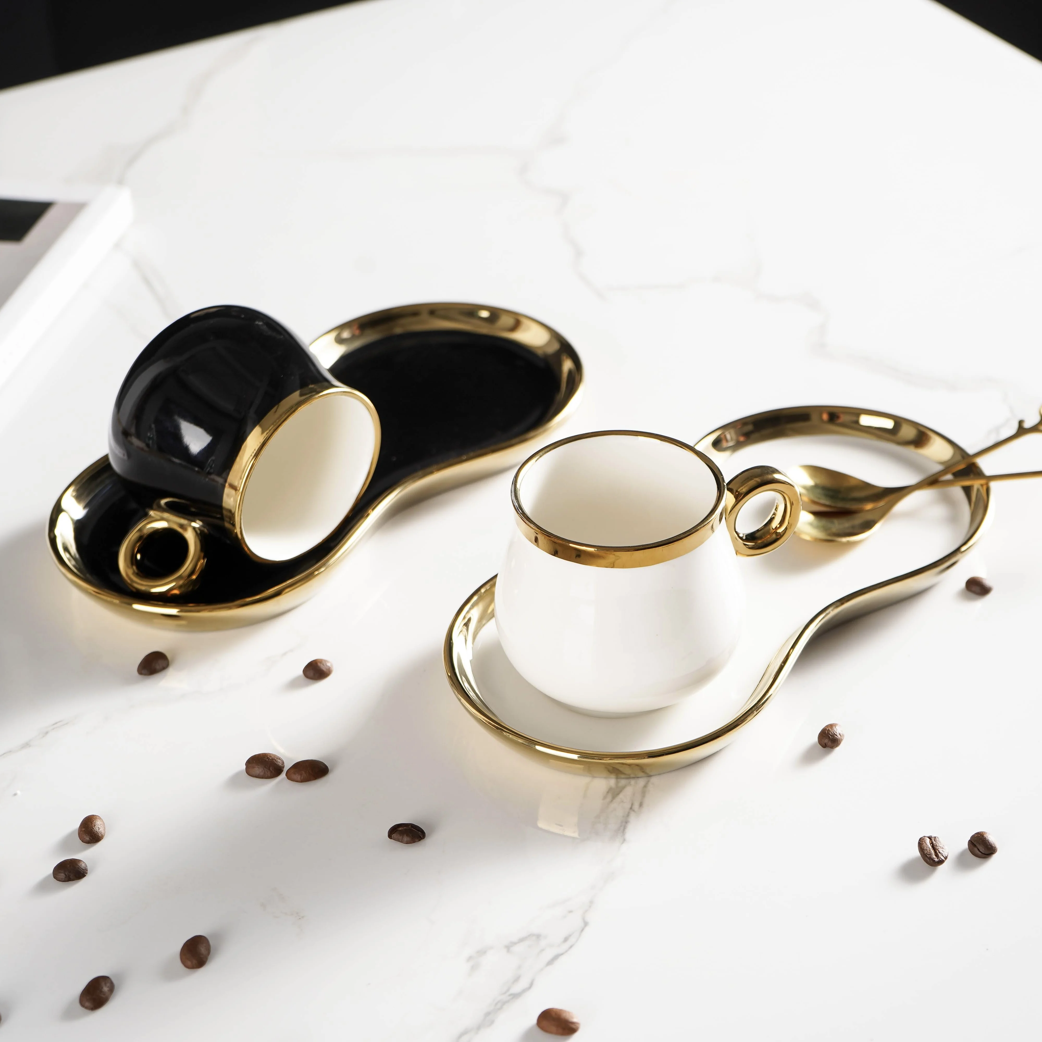 Керамическая кофейная чашка и блюдце из костяного фарфора с золотым ободком черно-белая многоразовая для чая кофе логотипом на заказ