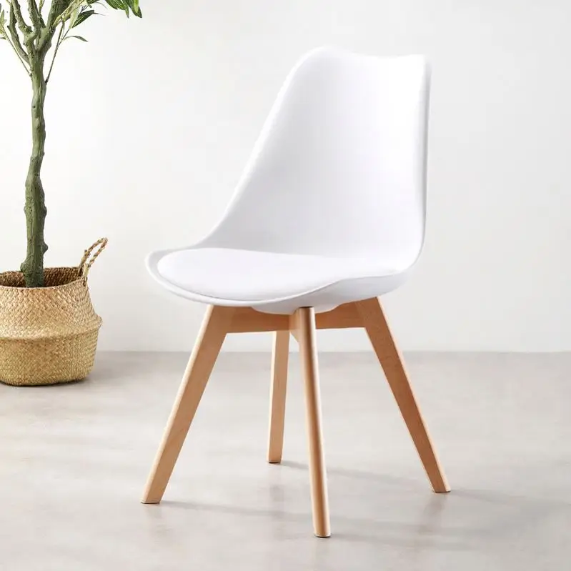 Eating never looked so chic. Just dont ask me to share my secret recipe for finding the perfect dining chair!