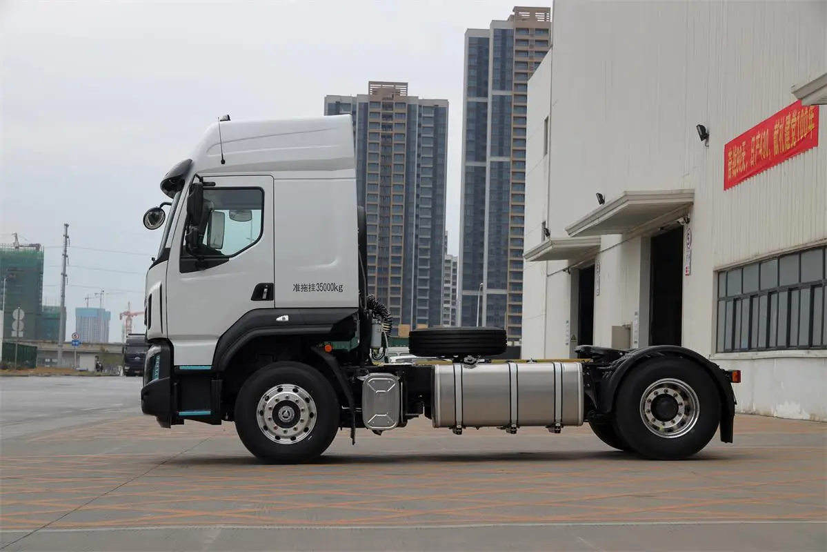 Chenglong Factory Supply H53d High Roof Two-bedroom Cab Commercial Truck 6 Wheels Trailers Heavy Truck Chinese Fast Automatic