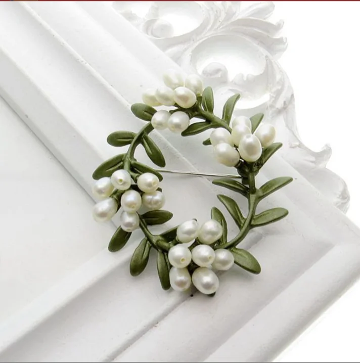 Maxery cross border fashion jewelry Japan Korea new garland brooch accessories half hole pearl green leaf brooches