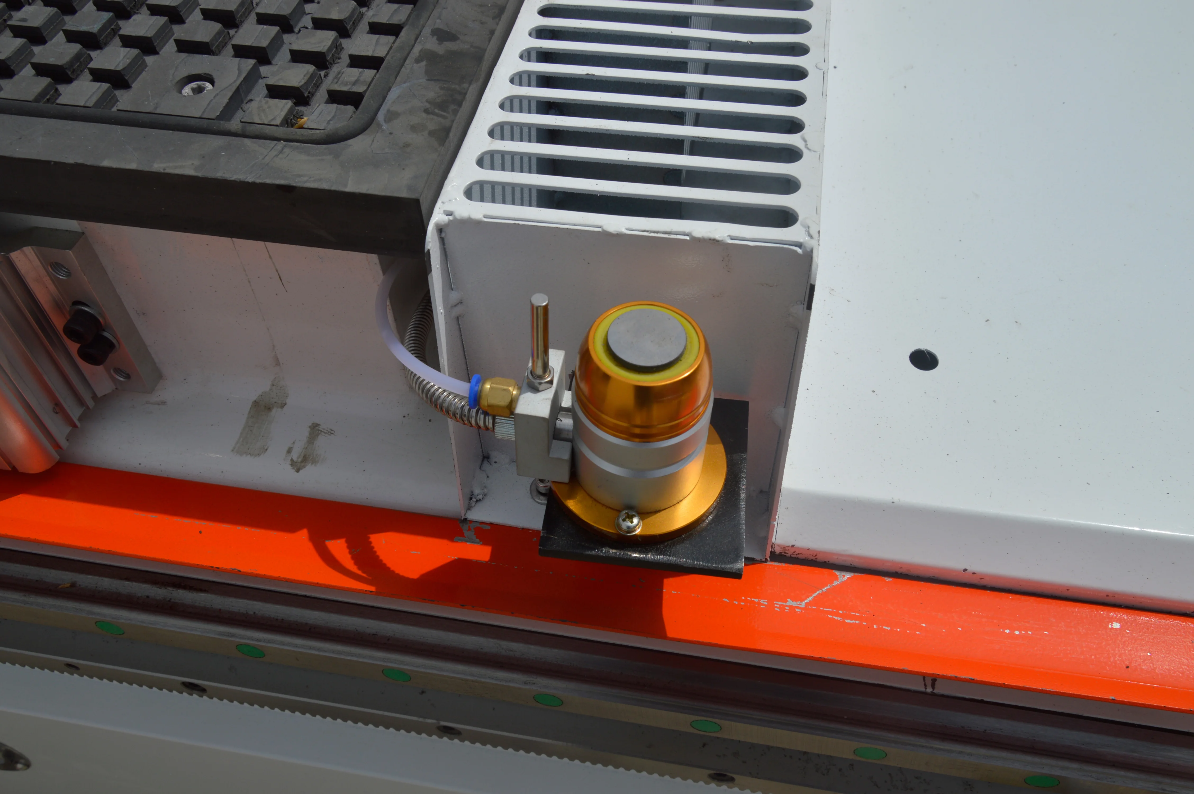 4-й осевой ATC фрезерный станок с ЧПУ 4-6 бит с вакуумным столом 4 зоны