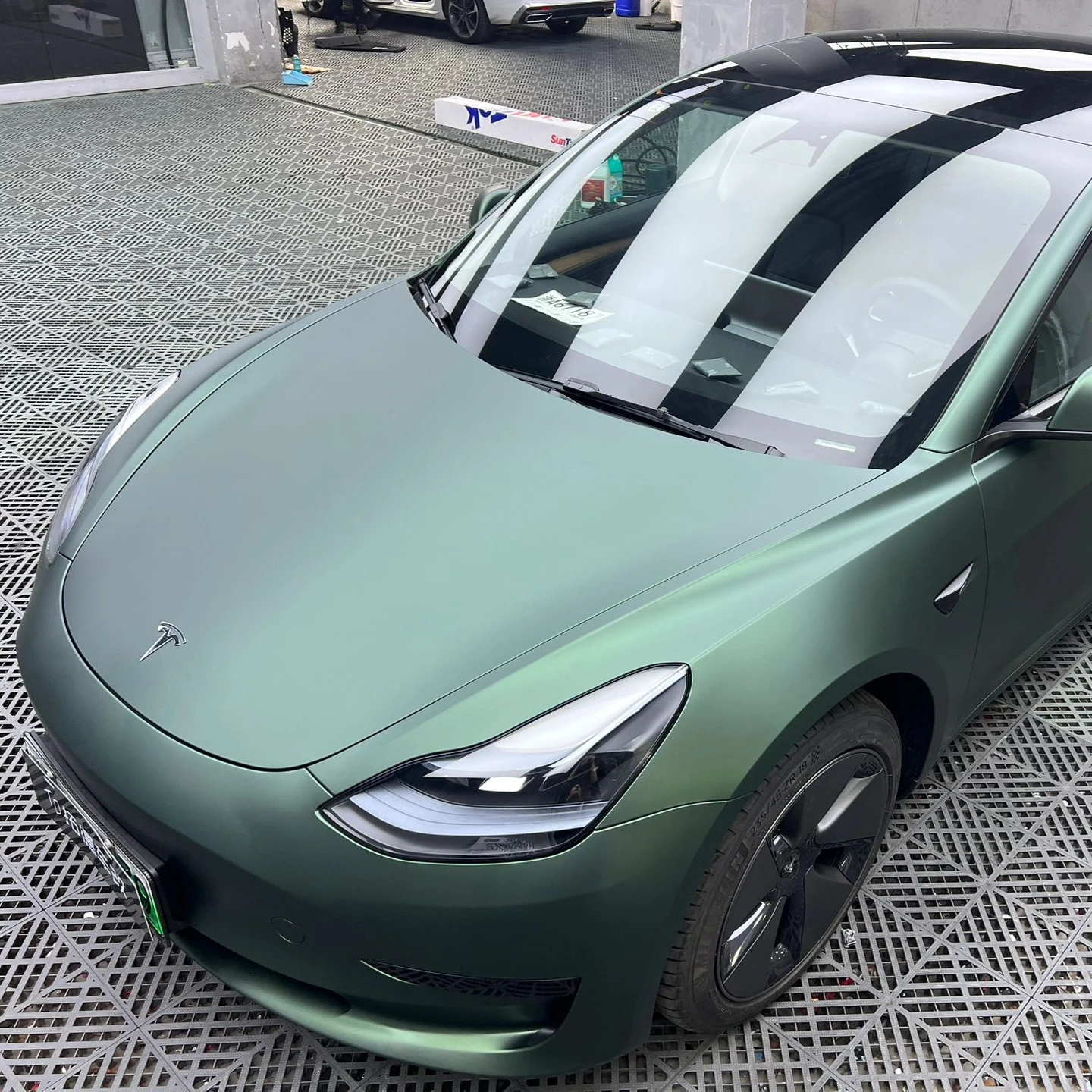 Wholesale 2024 High Quality PET Selfadhesive Gloss Black Color Change Self Healing Full Body Wrap Vinyl Roll Film For Car