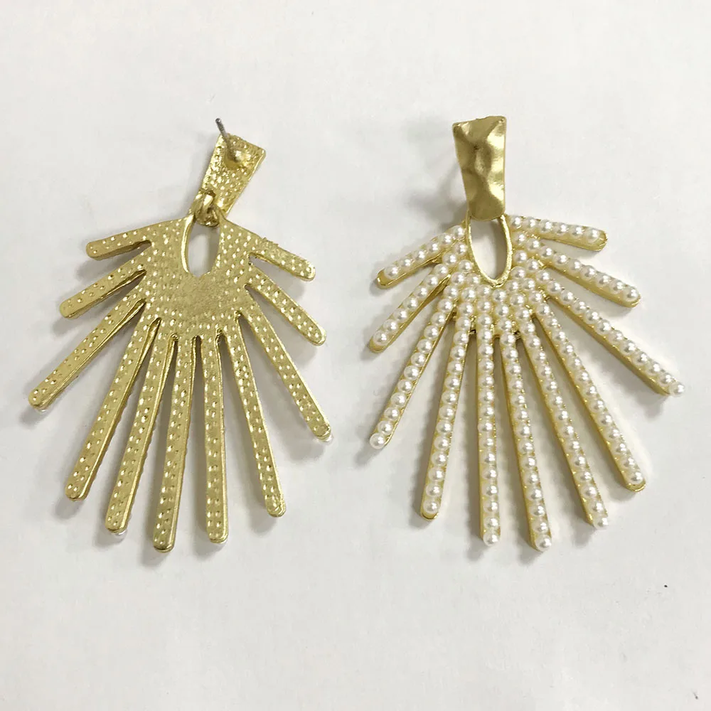 Fashion Matt Gold Plated Sun Flower Earrings Costume White Pearl Pendant Earrings for Women