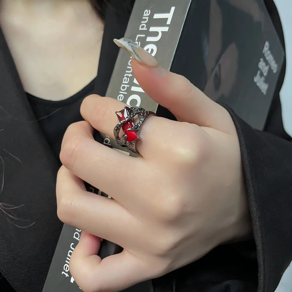 Vintage Lava Liquid Thorn Ruby Ring for Women Men ndex Finger Ring with Red Stone Sweet Cool Style Hollow Out Ring Jewelry