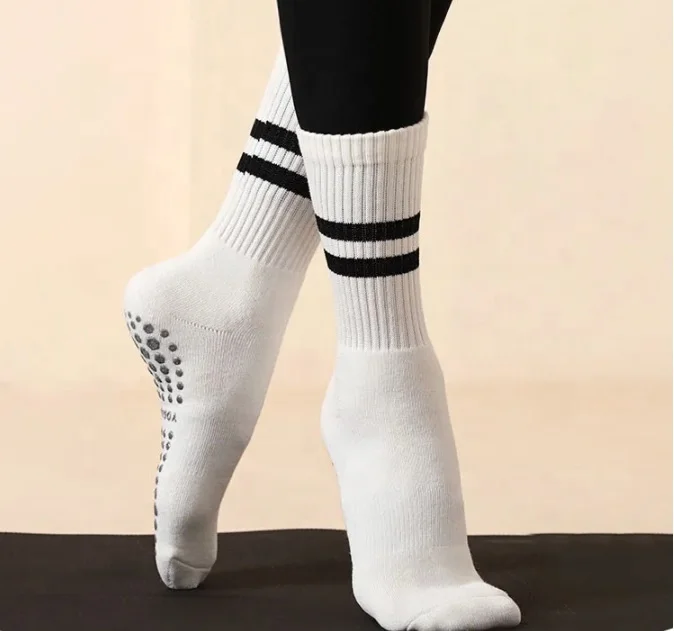 Wholesale High Quality Grip Socks Custom Non-slip Yoga Women Thick Ladies Tube Pile Crew Cotton Solid Terry Grip Socks Pilates