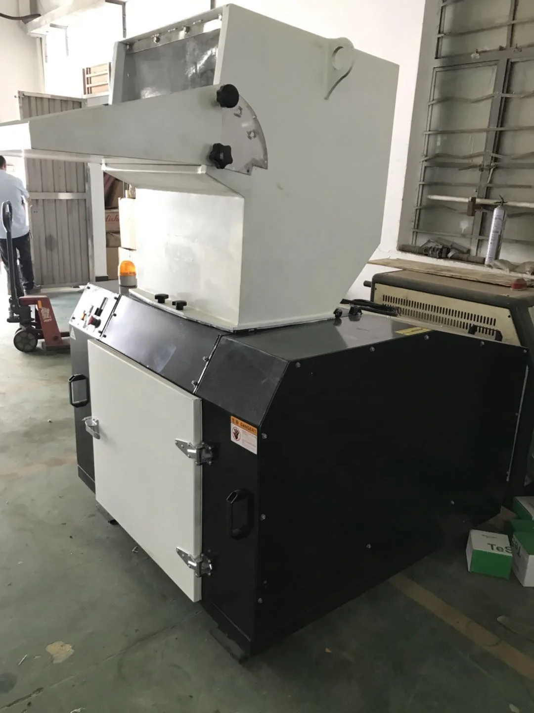 10HP Strong Crushing Ability Soundproof Granulator For Plastic Industry