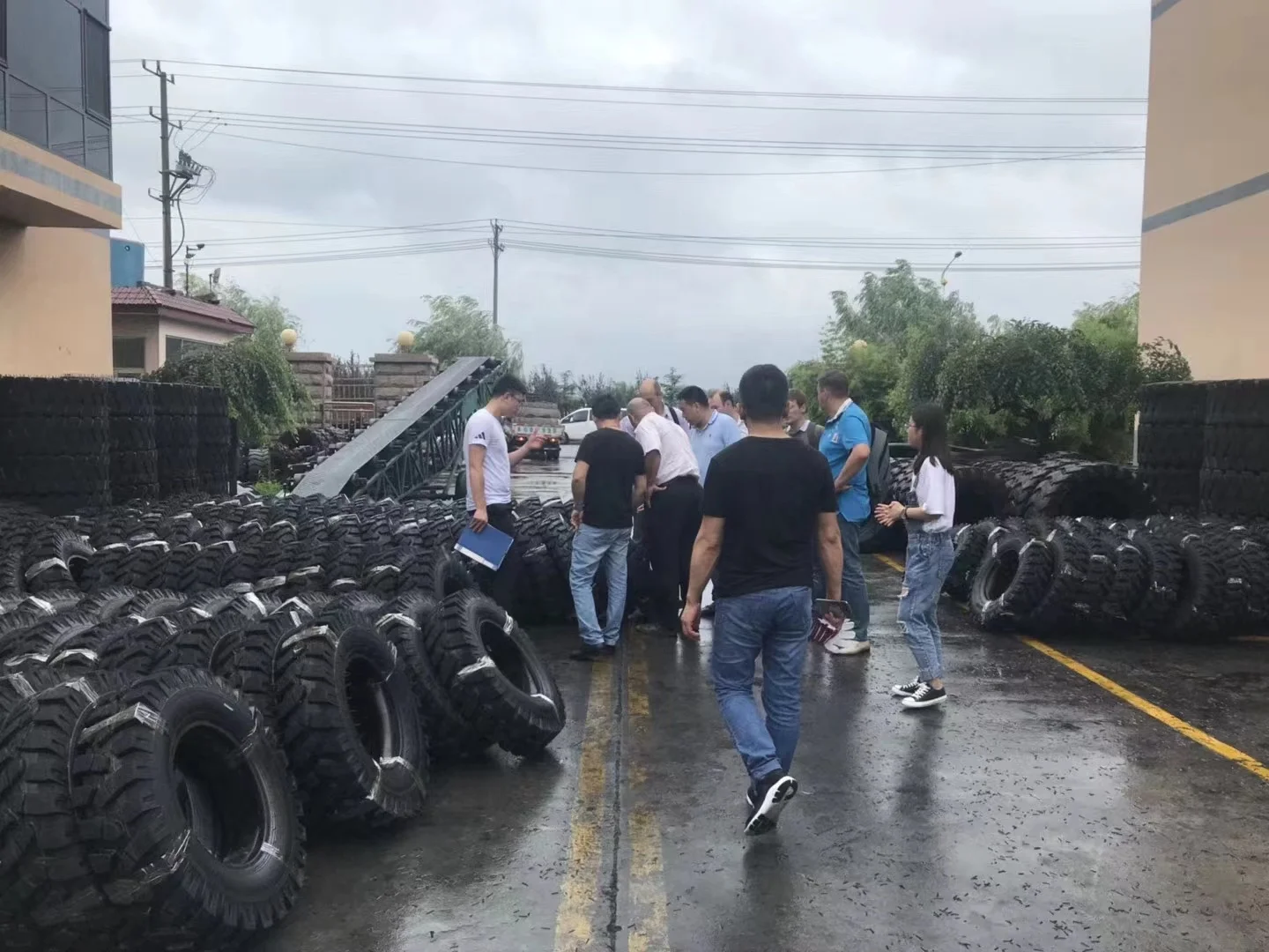 chinese manufacture wholesale commercial heavy duty container truck tires 17.5-25 20.5-25 23.5-25 otr loader tyres