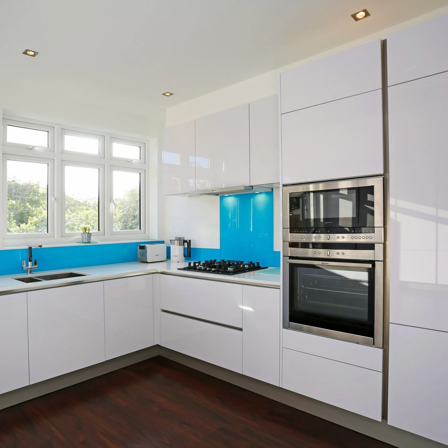 Пользовательские простые современные ручки дизайн глянцевый белый лакированный шкаф кухонные блоки набор мебели