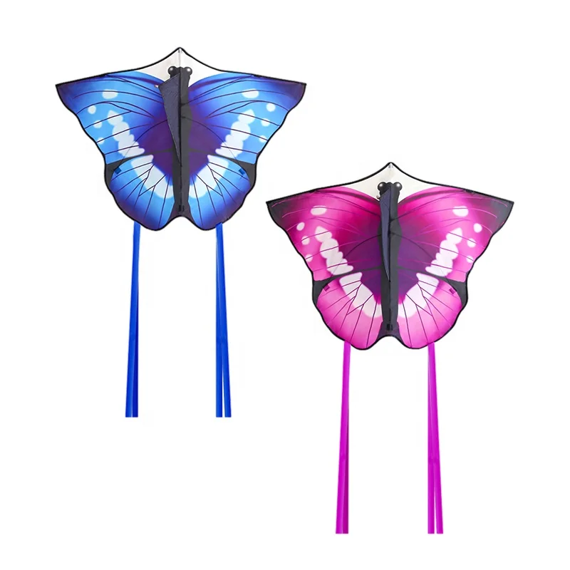 Красивый милый детский воздушный змей с красочными бабочками из аниме на открытом воздухе