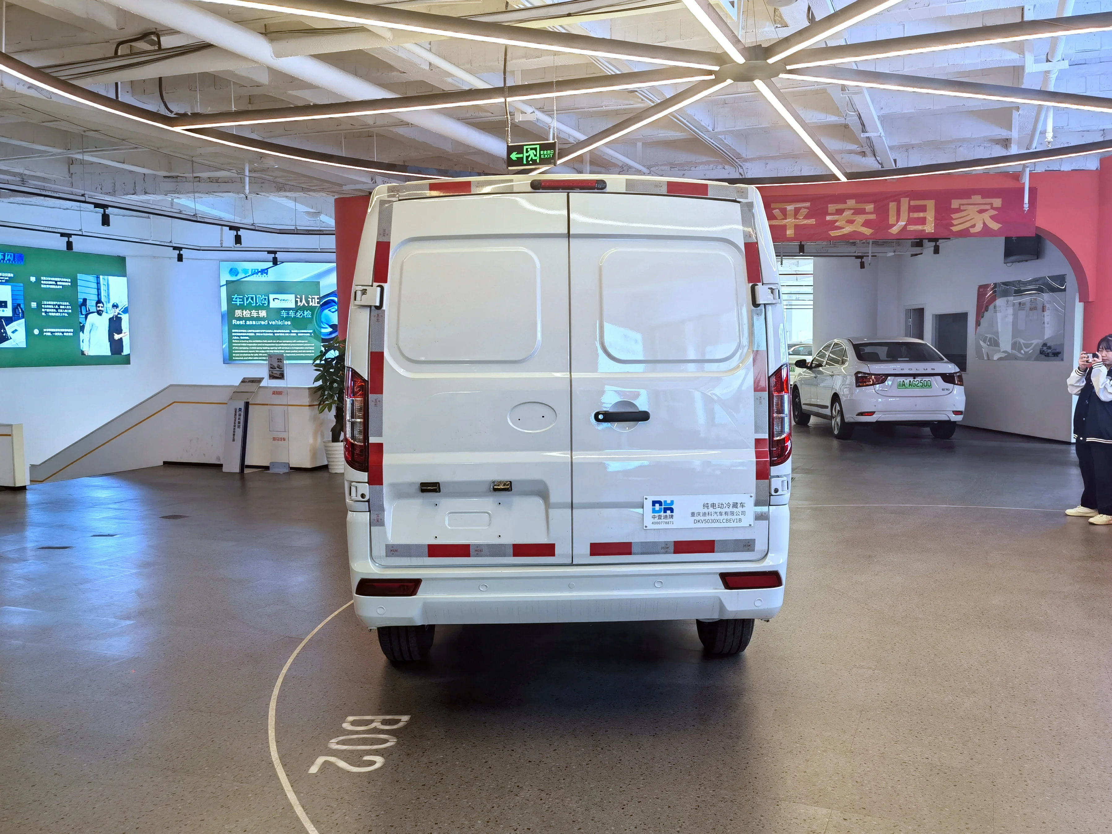 KAMA ES7 4x2 Electric Mini Refrigerated Cargo Trucks with 2 Seats Refrigerator Trucks In House For Transportation