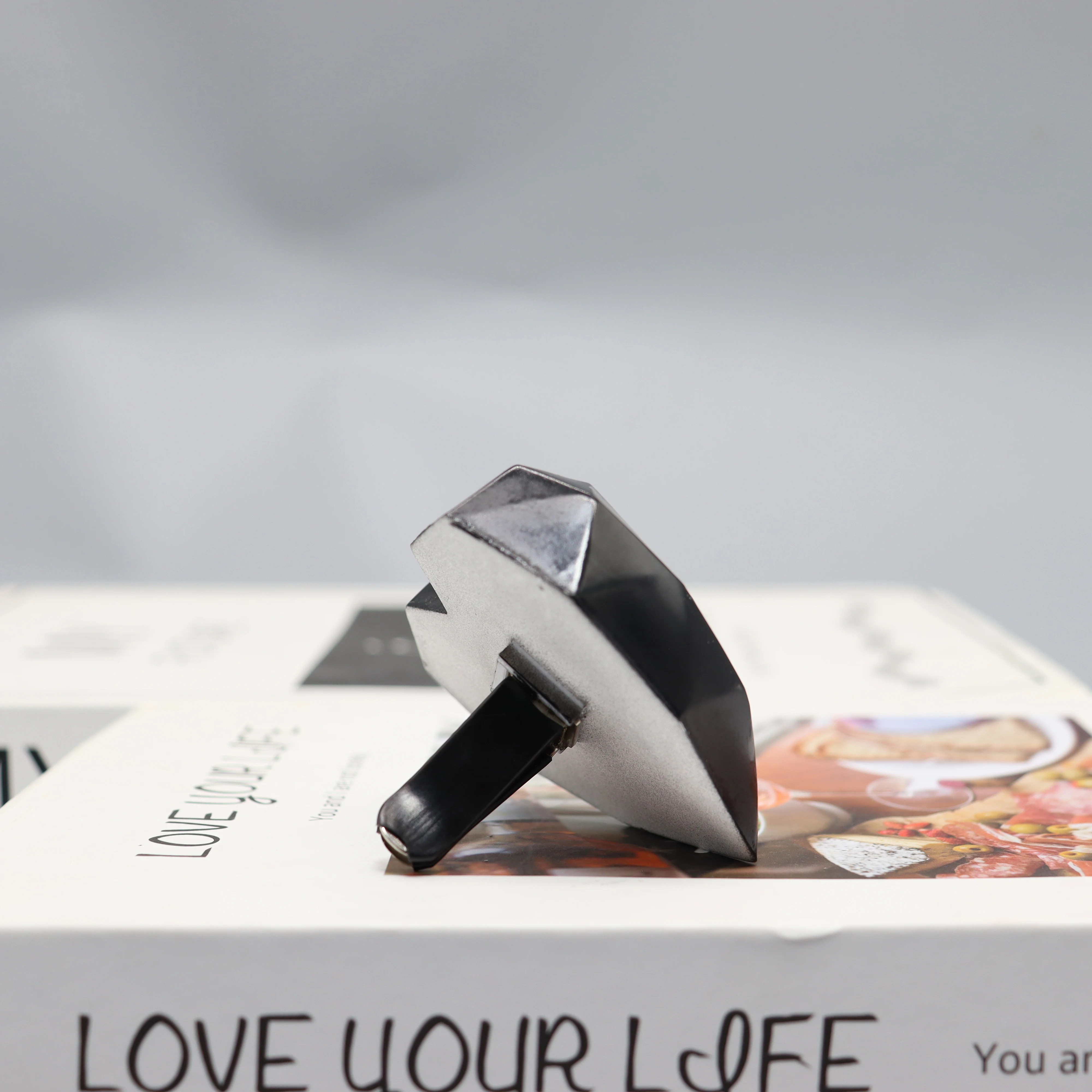 Wholesale Black Painted Heart Shaped Ceramic Scented Stone Car Vent Air Conditioner Perfume Fragrance Oil Diffuser Air Freshener