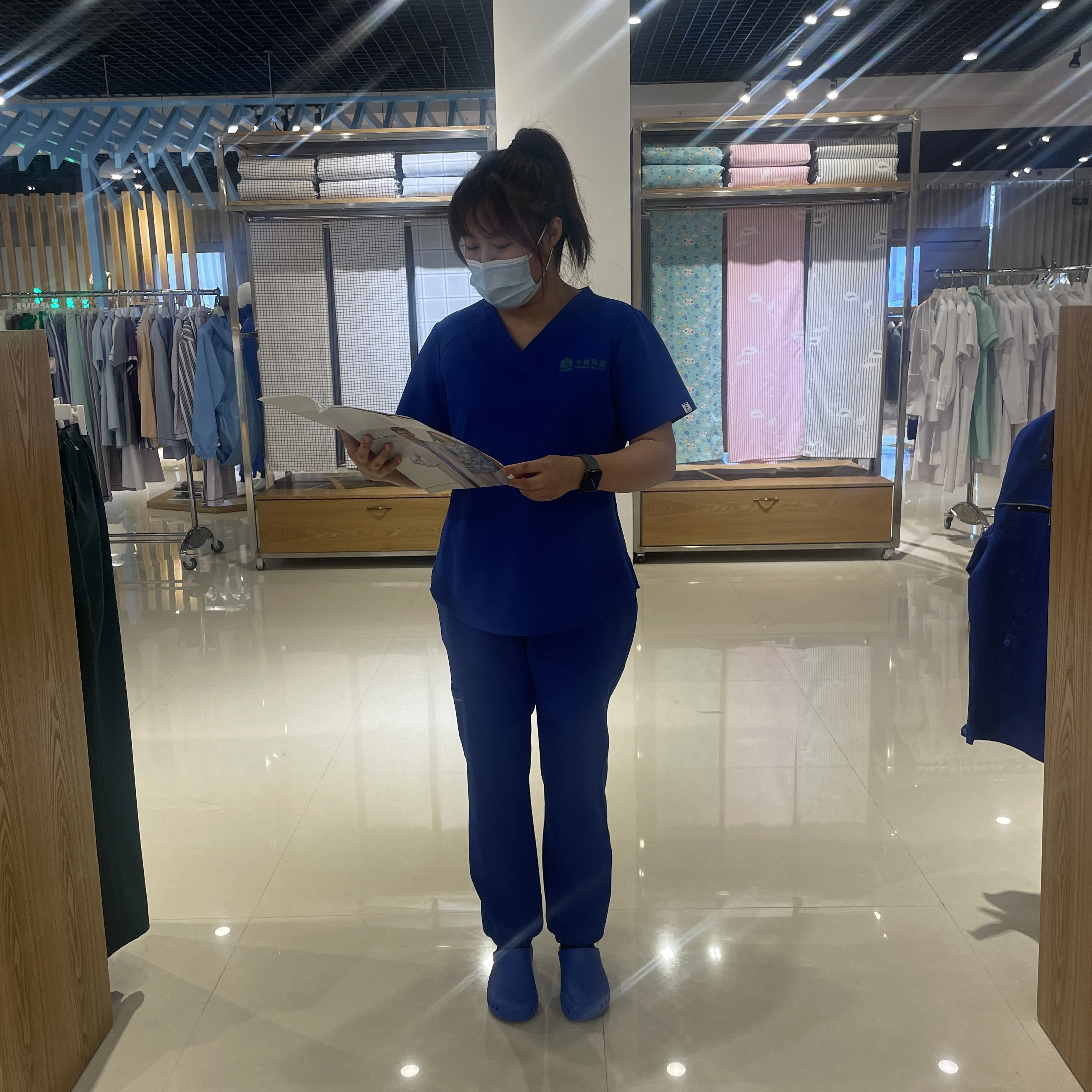 2024 Charming new style stretch fashionable design customized logo short sleeves female medical scrubs nurse work uniform suits