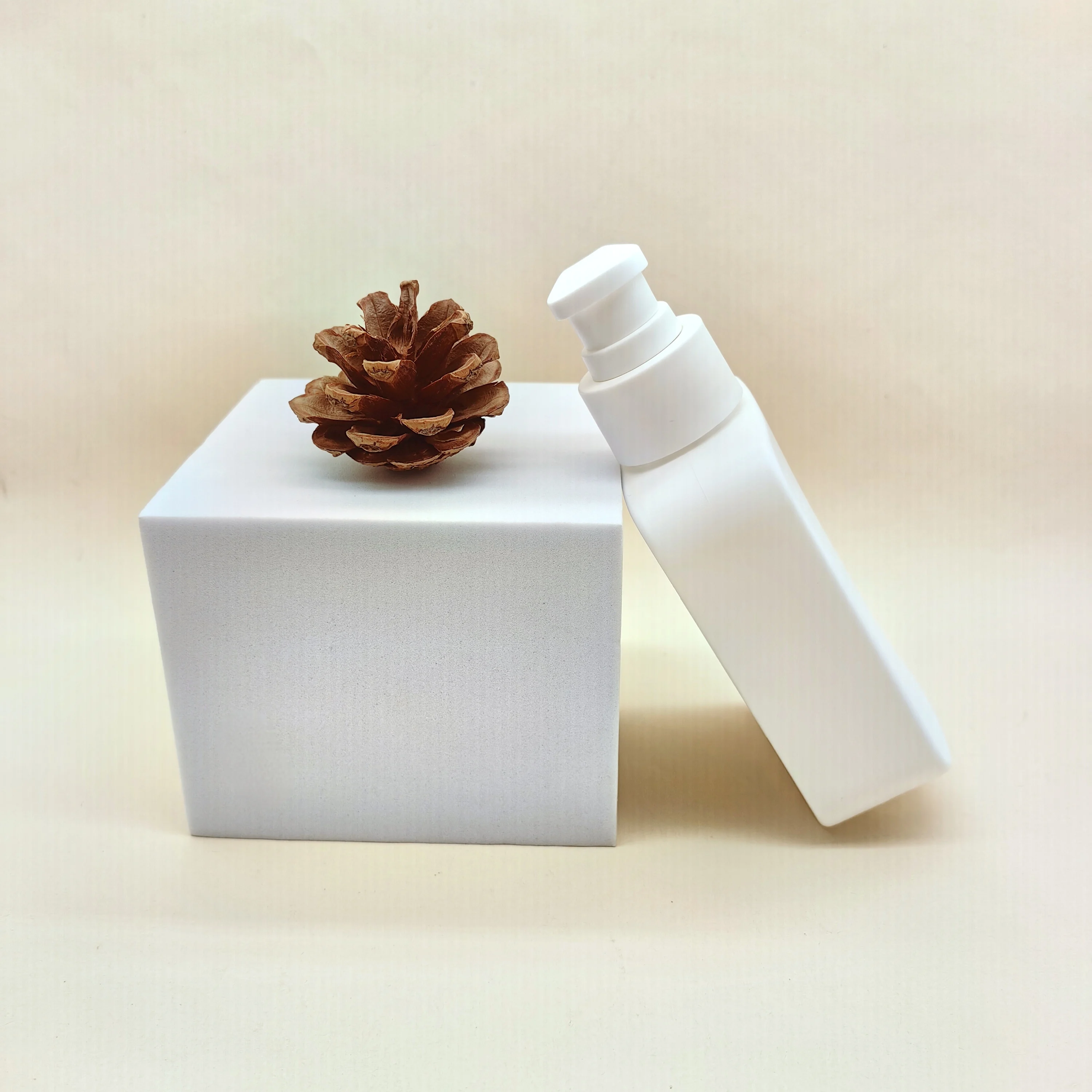 Manufacturer Wholesale HDPE 150ml Washing Lotion Bottle White square Plastic Dispenser Black Simple Press Shampoo