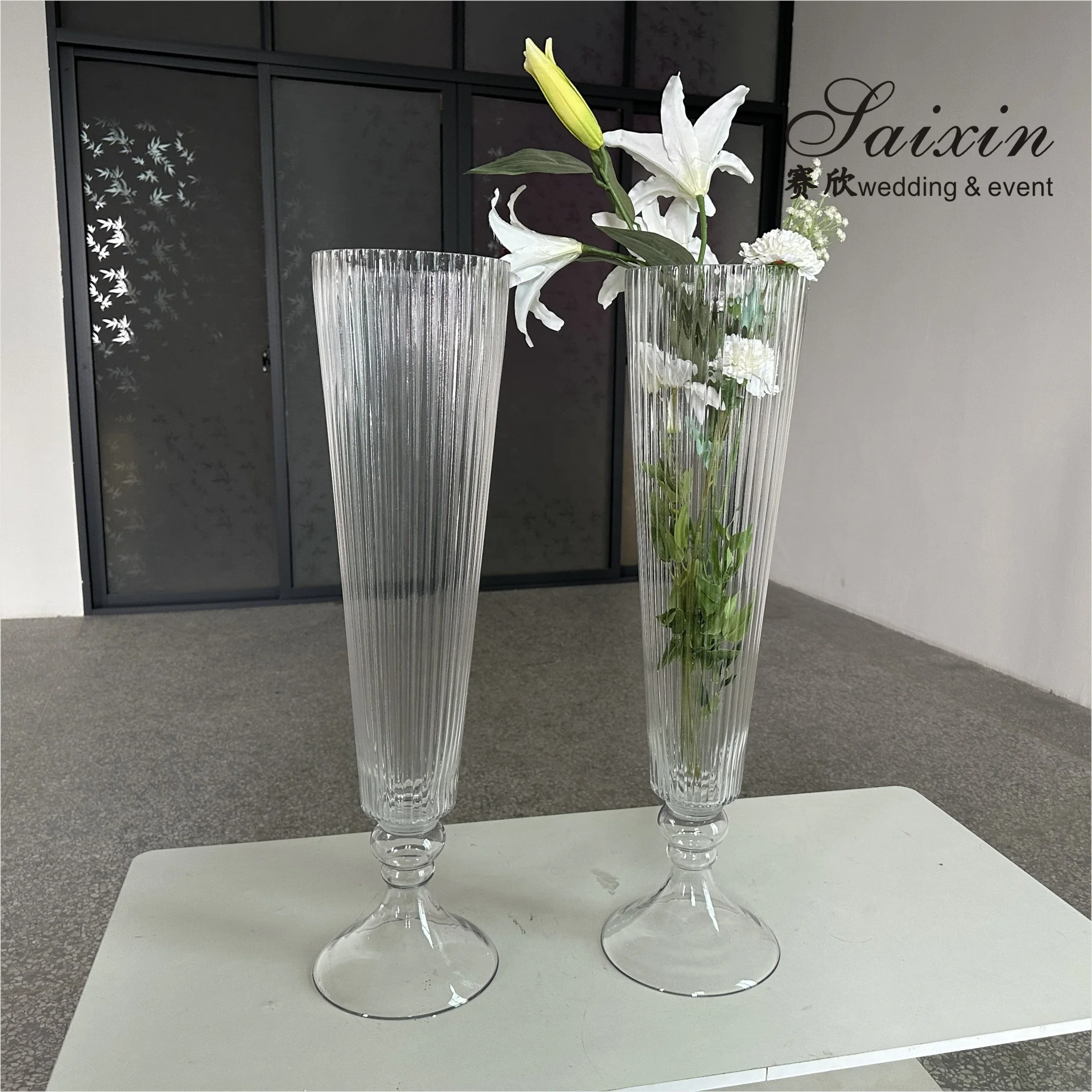 Saixin high quality ribbed decoration tall striped glass vase for wedding centerpieces