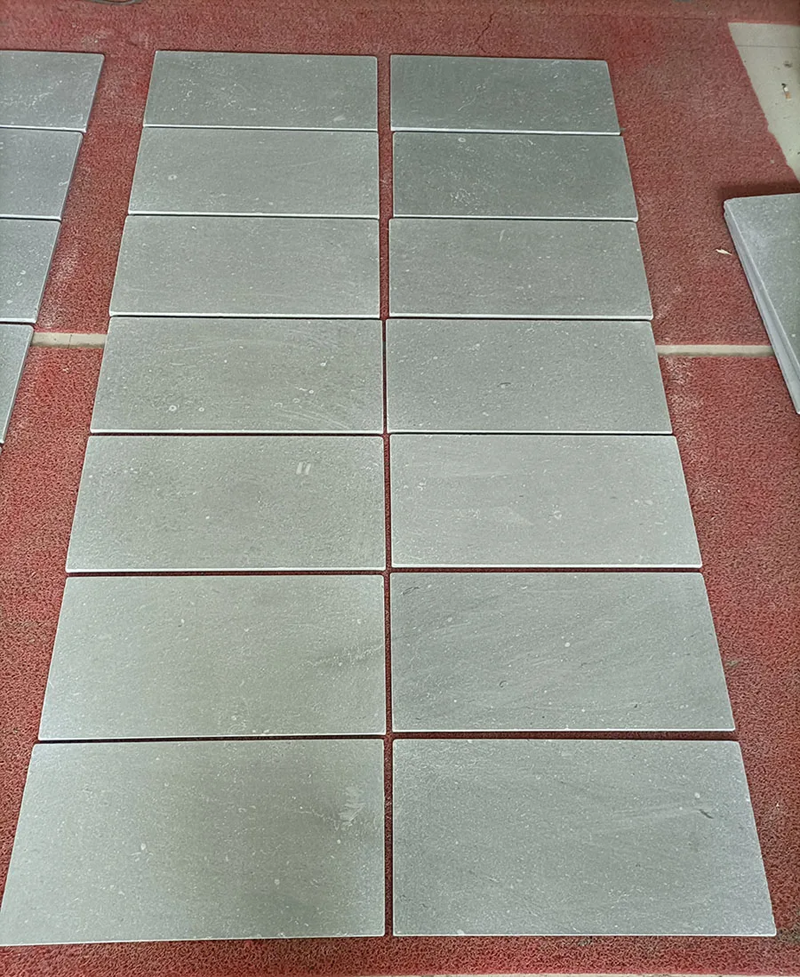 2024 Hot Sale Good Price Modern Custom Tumbled Travertine Mosaic Tiles Outdoor Hotel Projects Garage Floor Tiles Graphic Design
