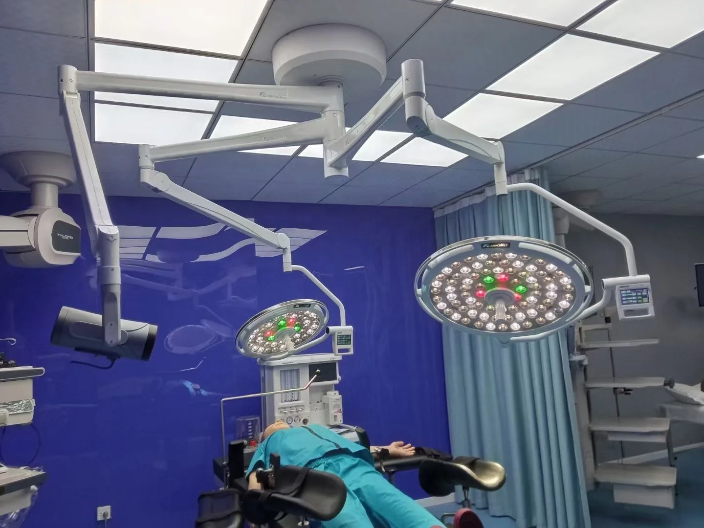 Medical Equipment Cold Light Source LED Operating Lamp Medical LED Surgical Light With Camera System  Wholesale