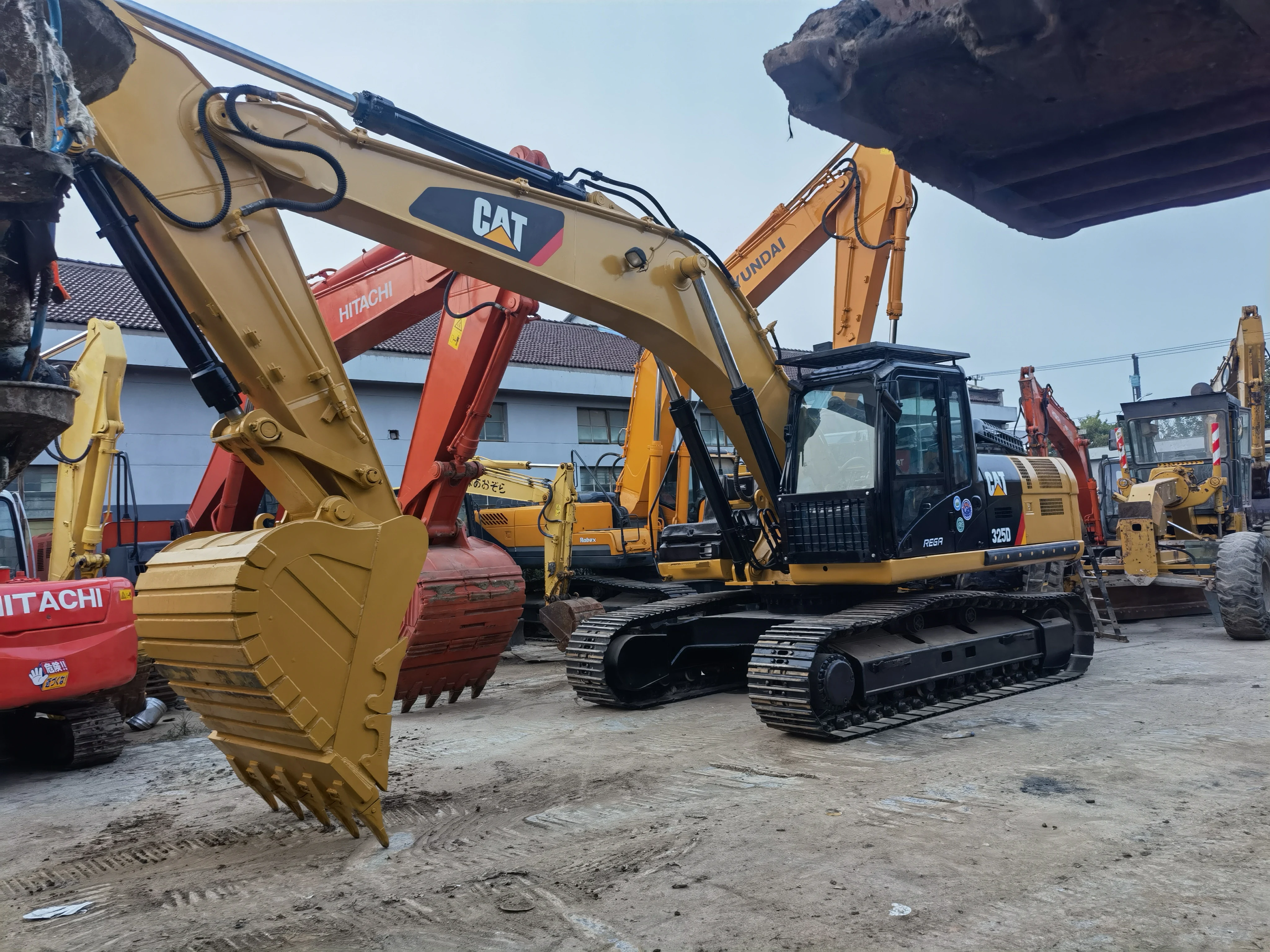 Japan original second hand Caterpillar 325D crawler hydraulic excavator stocking in shanghai yard