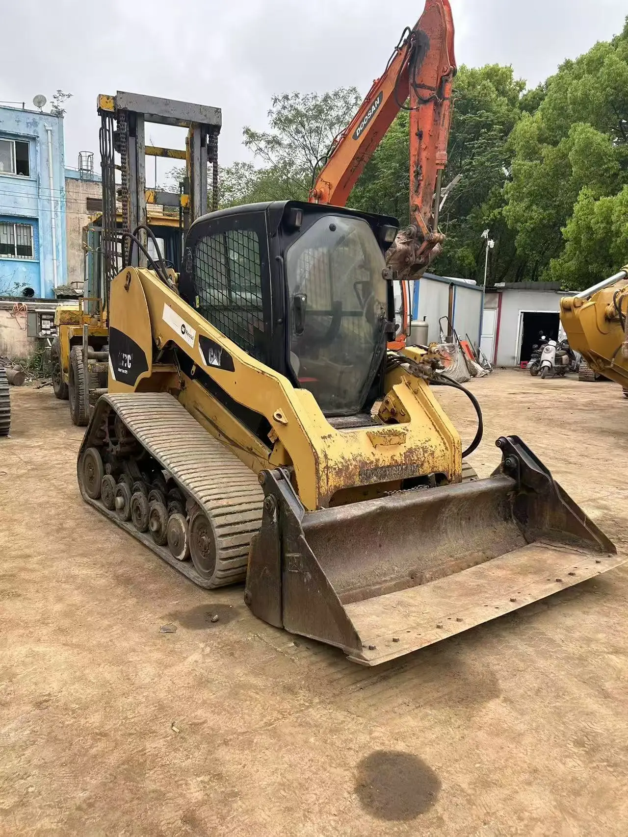 Компактный гусеничный погрузчик