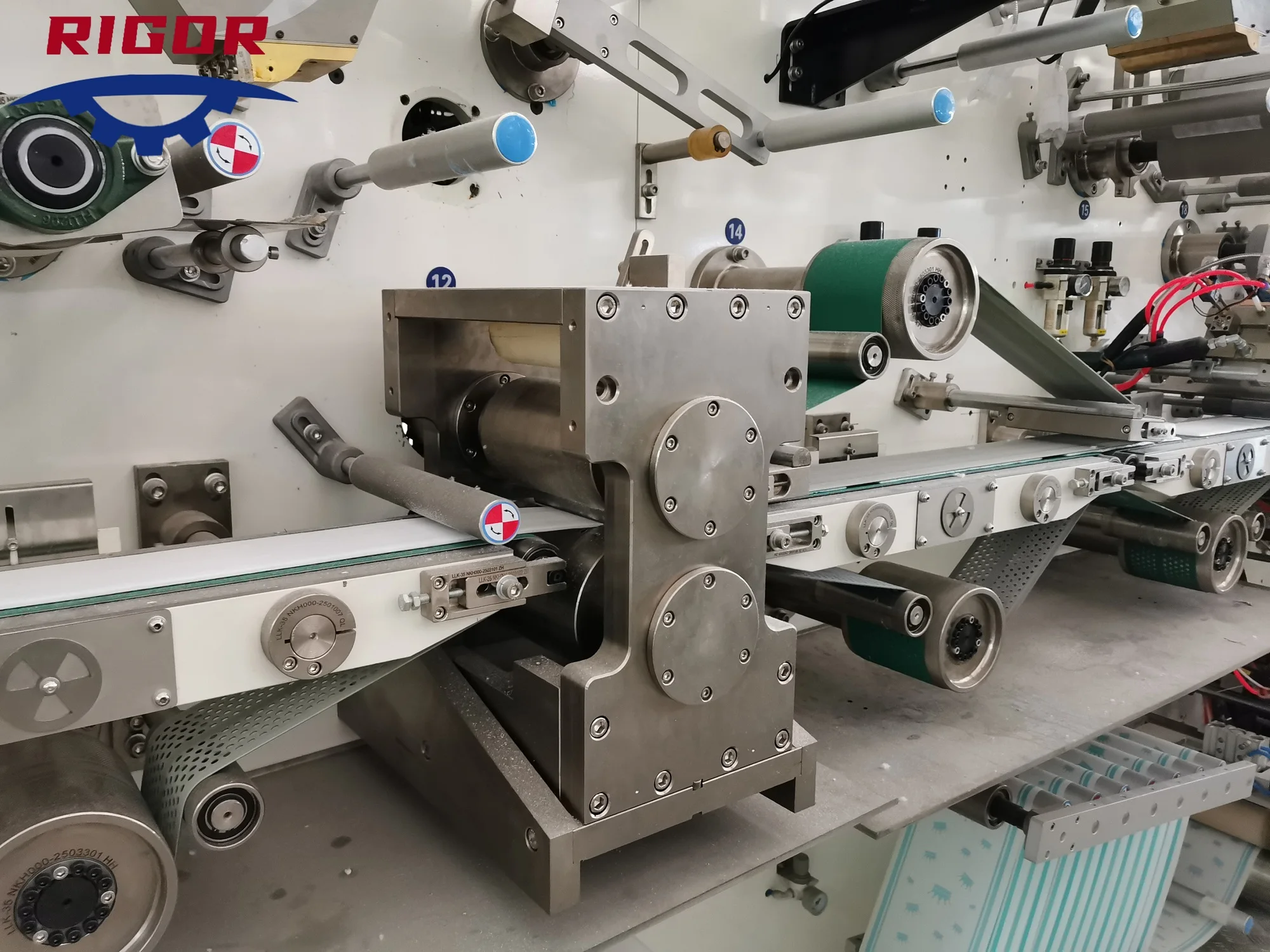 Baby Diaper Machine And Bagger Bamboo Fiber Diaper Making Machine