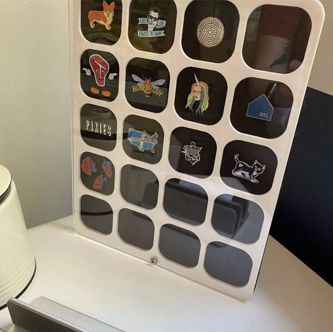 Gaojian 2022 new type acrylic pin display stand plastic badge collection storage window showing wall carton display stand