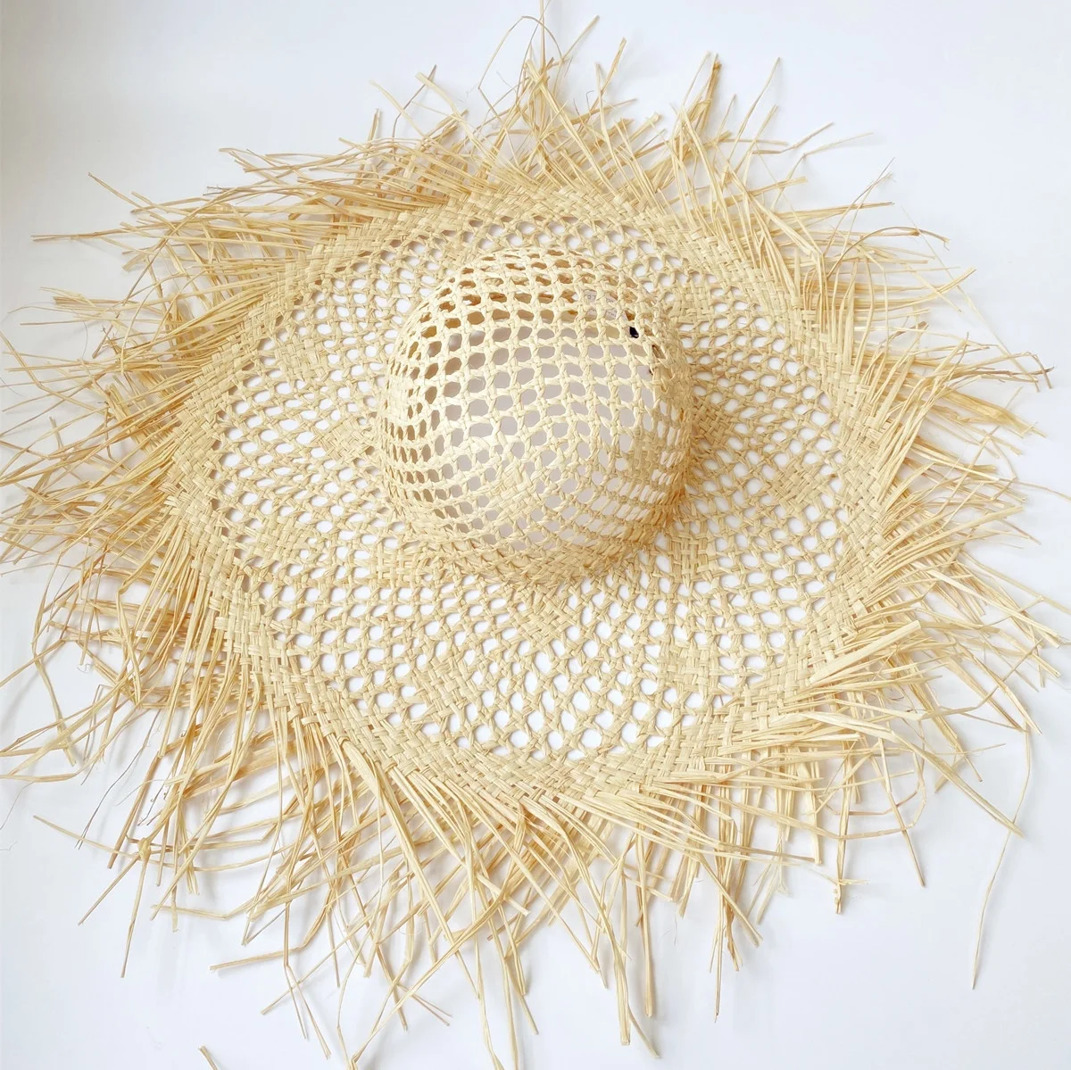 Новинка продажа по оптовым ценам; Принт натуральный с перекрестными шнурками из волокна «раффия» на соломенной шляпы для женщин больших размеров флоппи Защита от солнца пляжная шляпа широкими полями и неподшитой кромкой