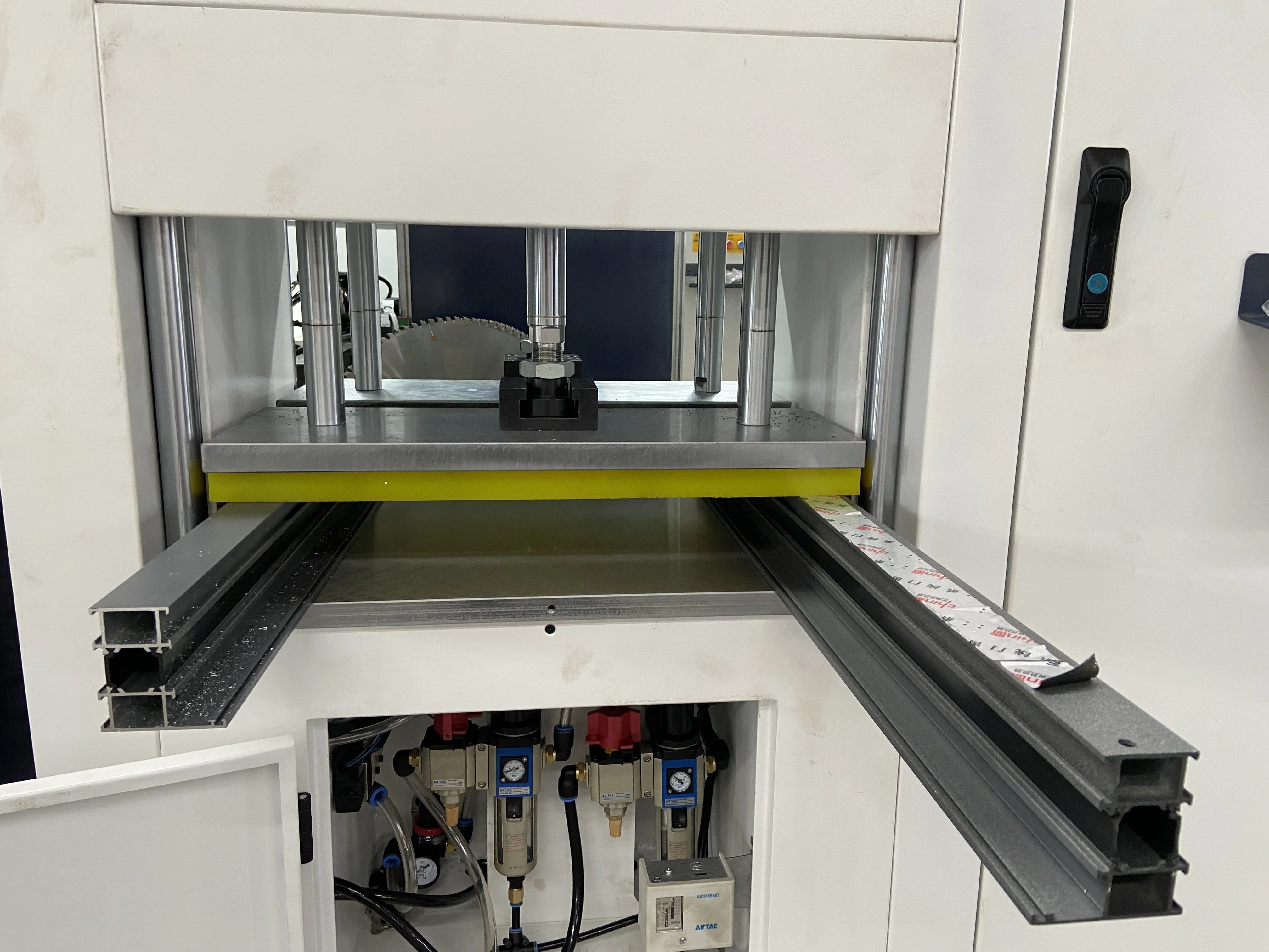 CNC cnc вертикальный обрабатывающий центр для изготовления окон