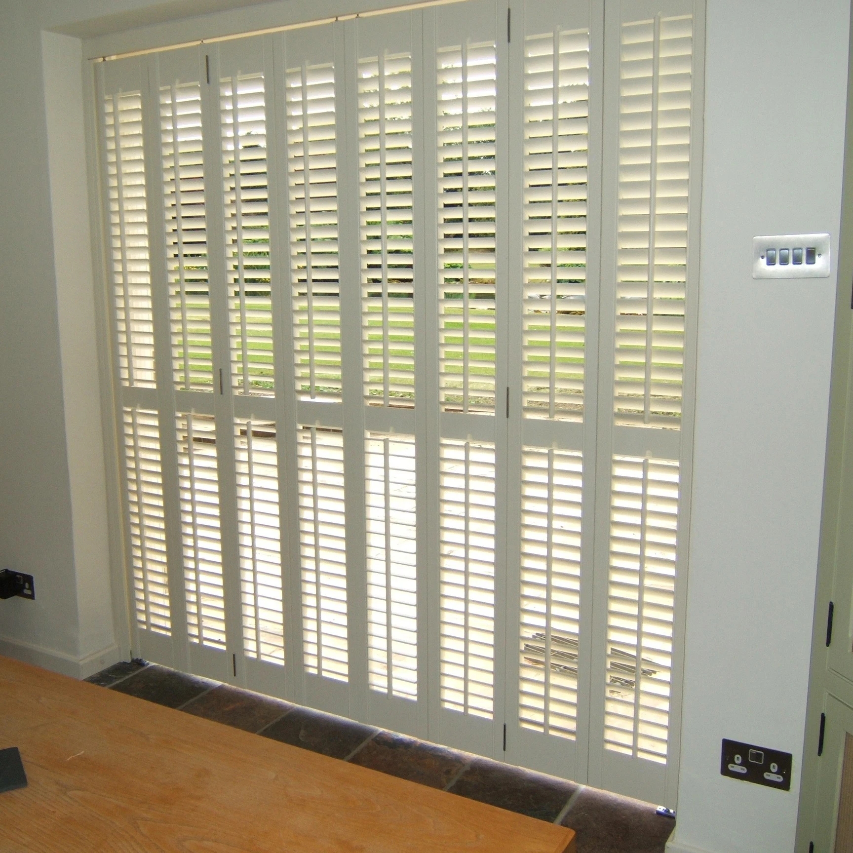 Custom made hidden tilt rod adjustable louver wooden door plantation shutters
