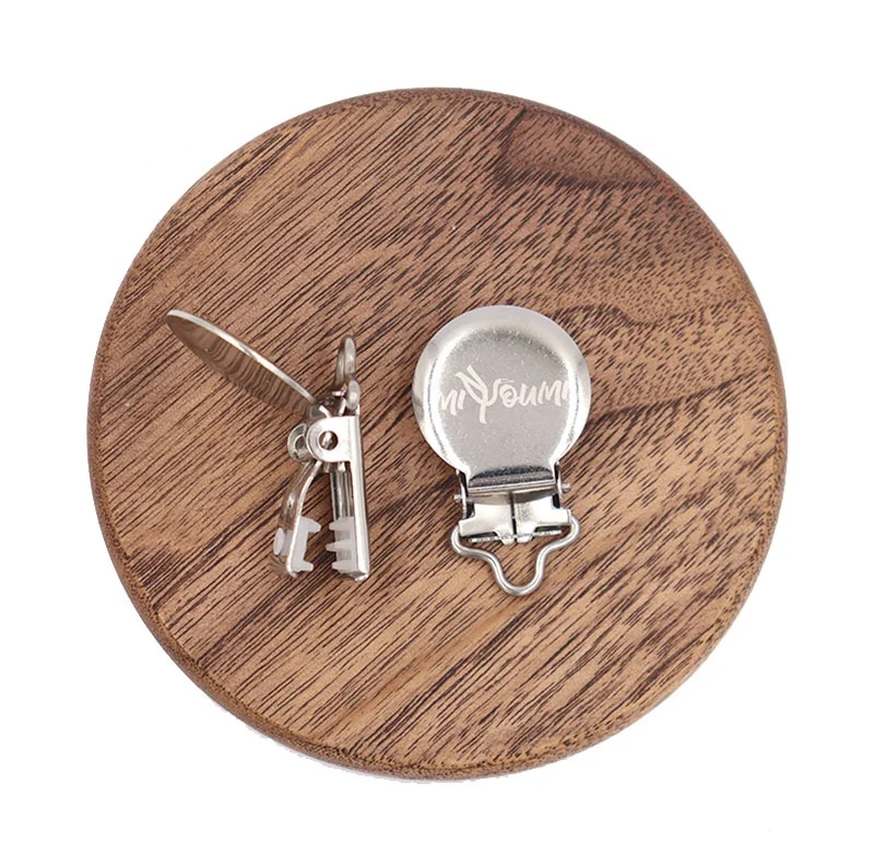 Производитель высококачественных металлических подтяжек с круглой поверхностью 3/4 дюйма, зажимы для пустышки из нержавеющей стали с лазерным логотипом