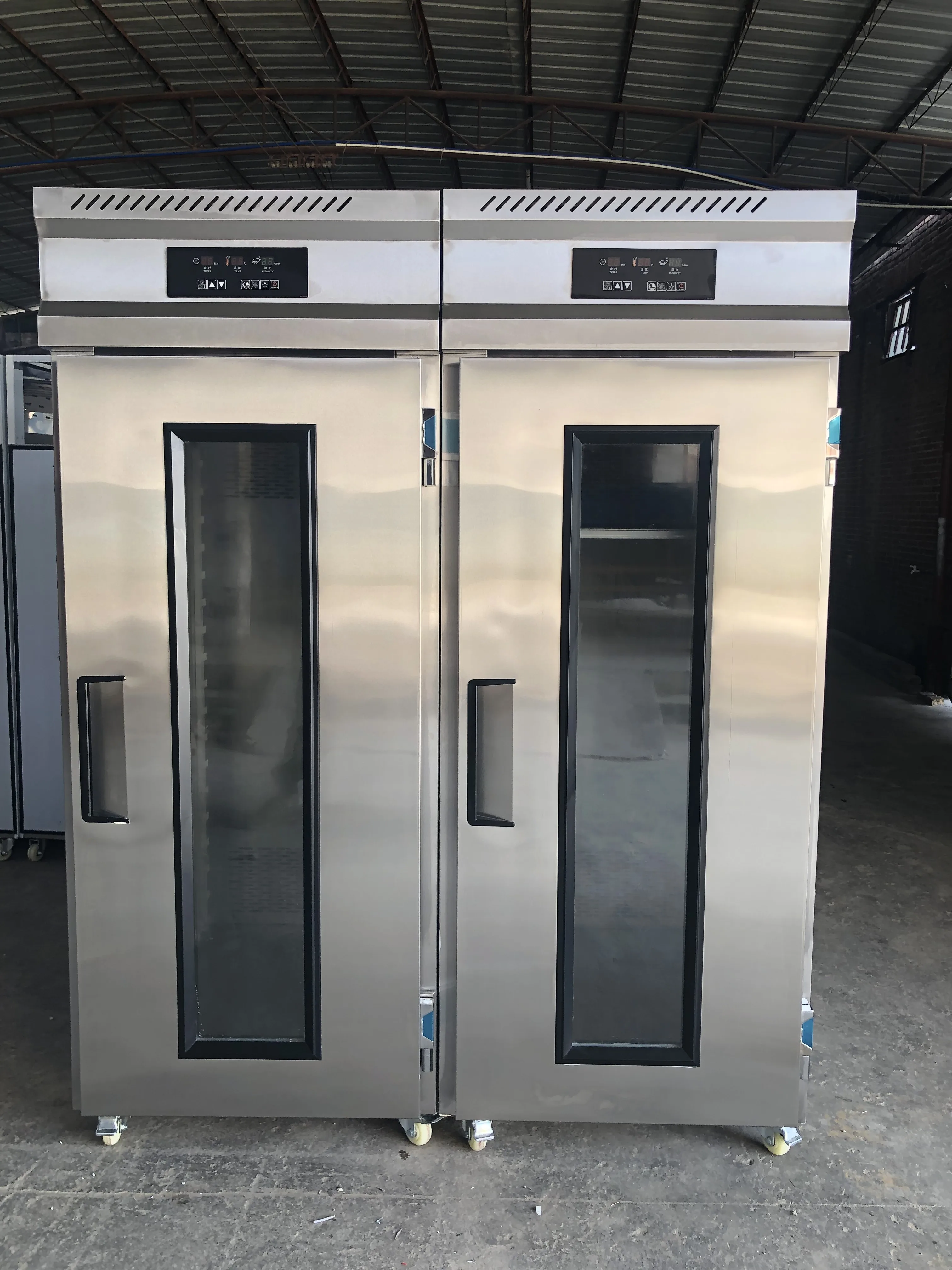 Baking machine spray fermentation chamber specialized for bread bakeriesTemperature-controlled fermentation of bread dough toast