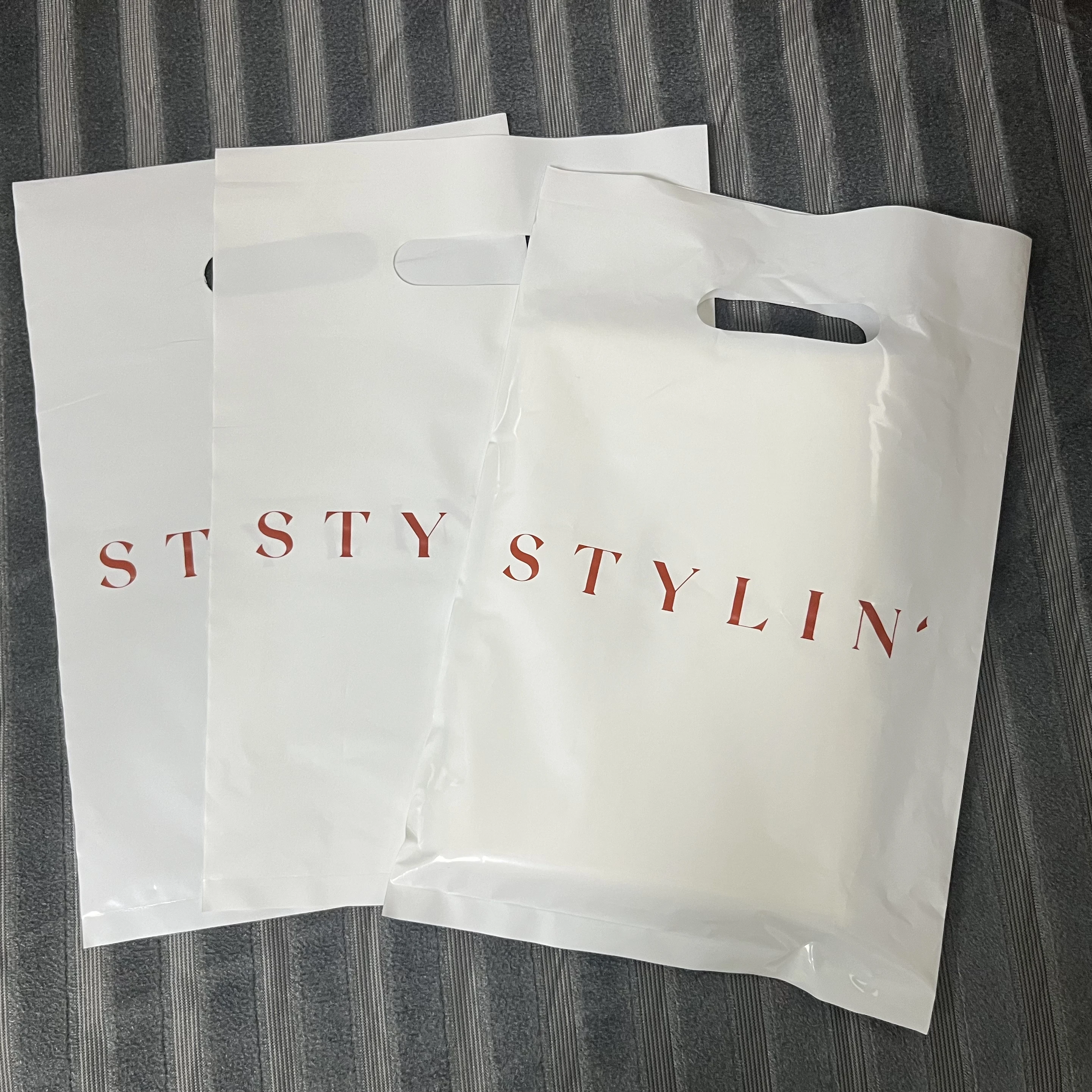 Hot Sell High Quality Printed  Plastic Packaging Bag Merchandise Handle Plastic Die Cut Bag For Clothes Shopping Bags With Logo