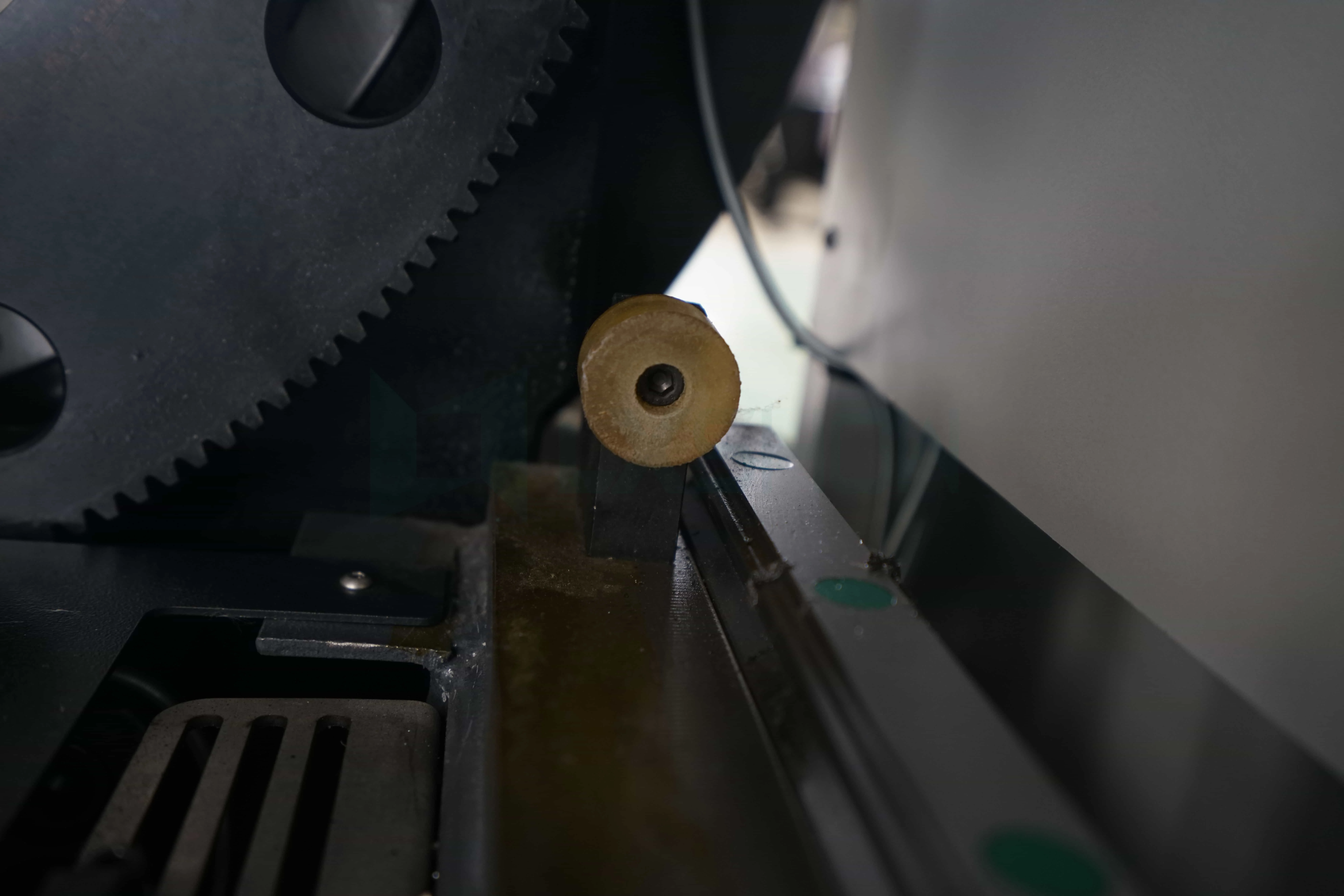 Vertical Two Chucks Pipe Laser Cutter 3kw Automatic Feeding Round Pipe Cutting Square Tube