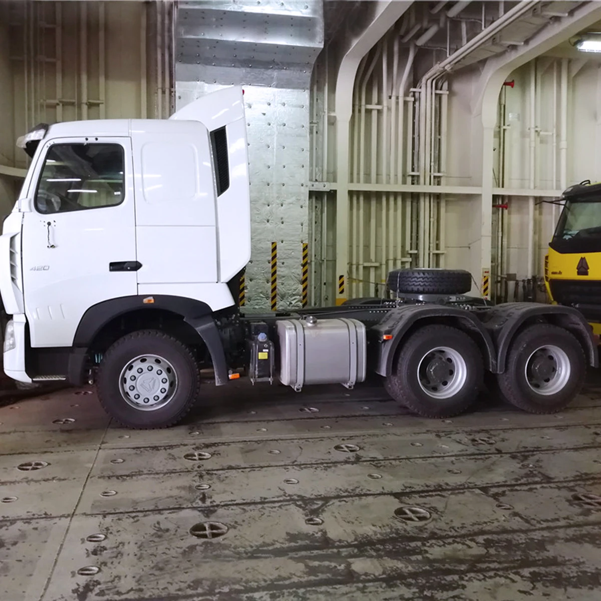 SINOTRUK Howo Tractors Trailer Head 6x4 Howo A7 Tractor Truck With Spare Parts