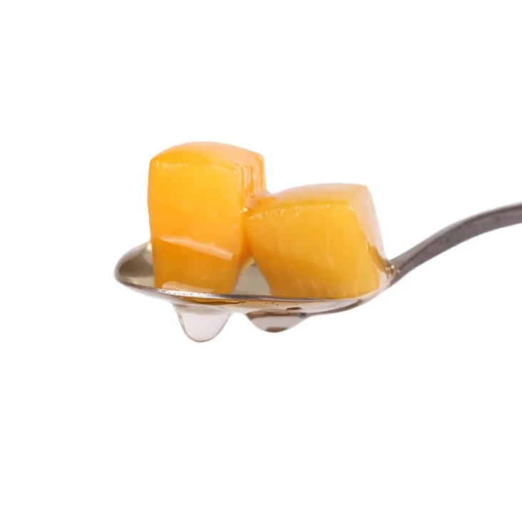 В пластиковых чашках с кубиками персика консервированный фруктовый бокал