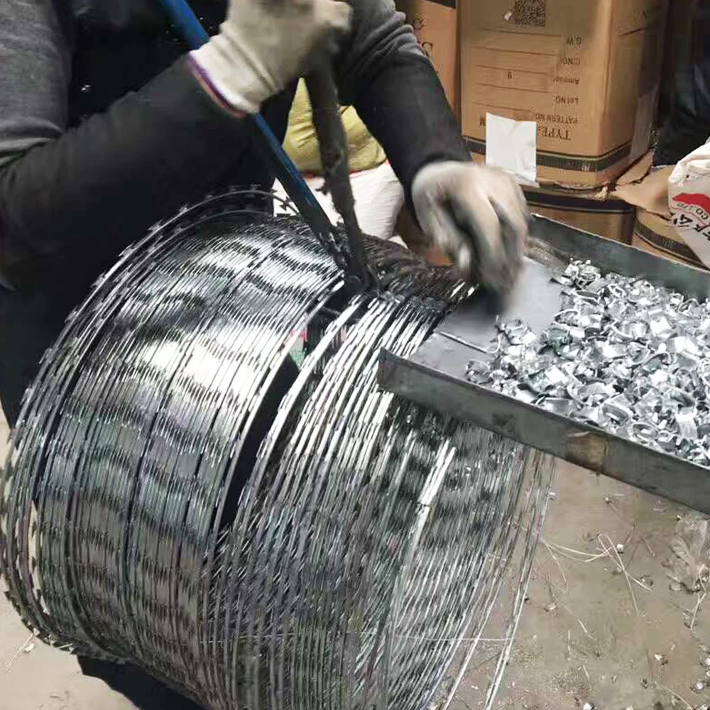 Оцинкованная колючая проволока диаметром 500 мм x 10 кг используется на верхушке забора