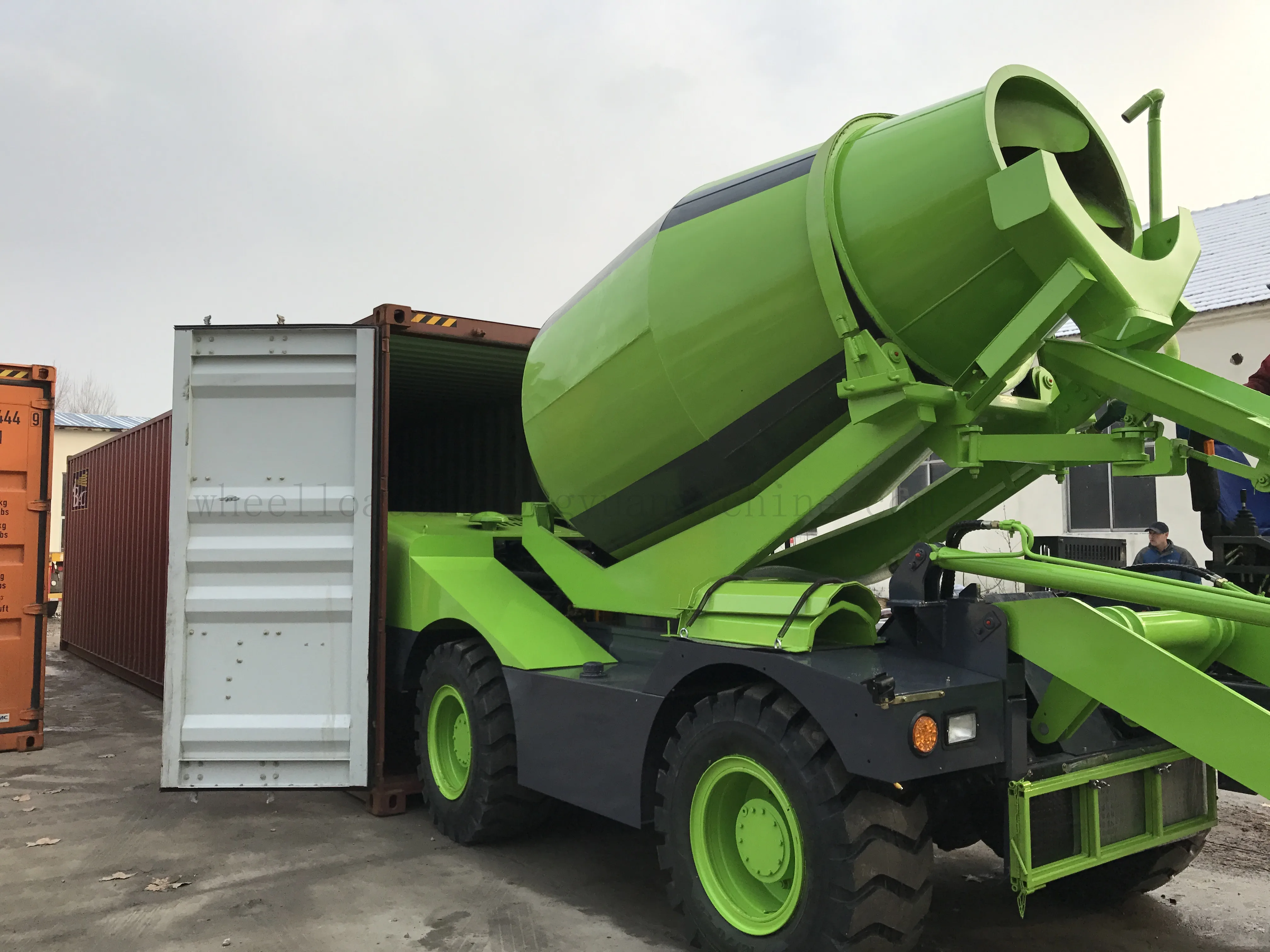 Good quality mobile 3.5m3 self loading concrete mixer price