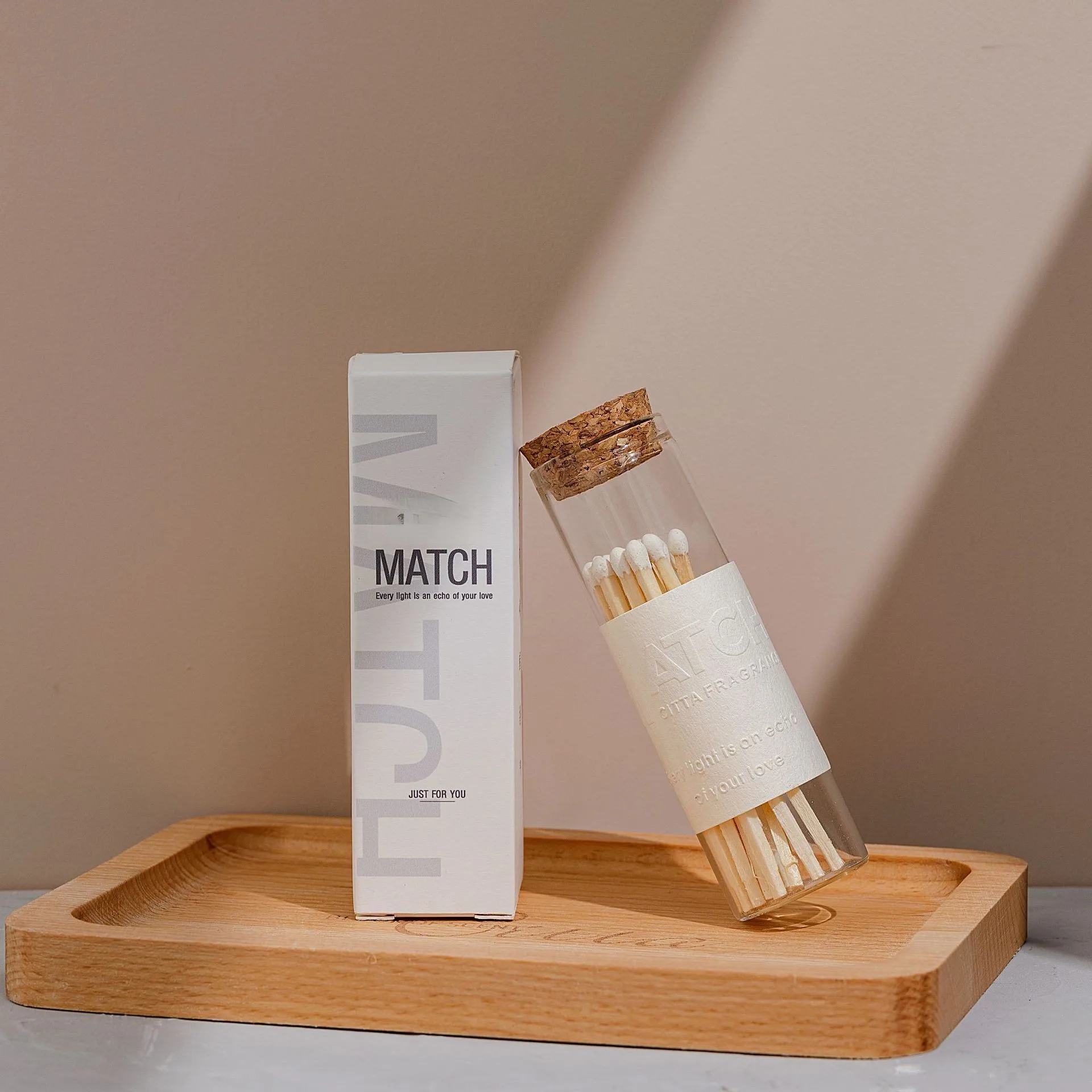 Рождественские подарки сочетаются с бутылкой Striker милые сочетания в баночках