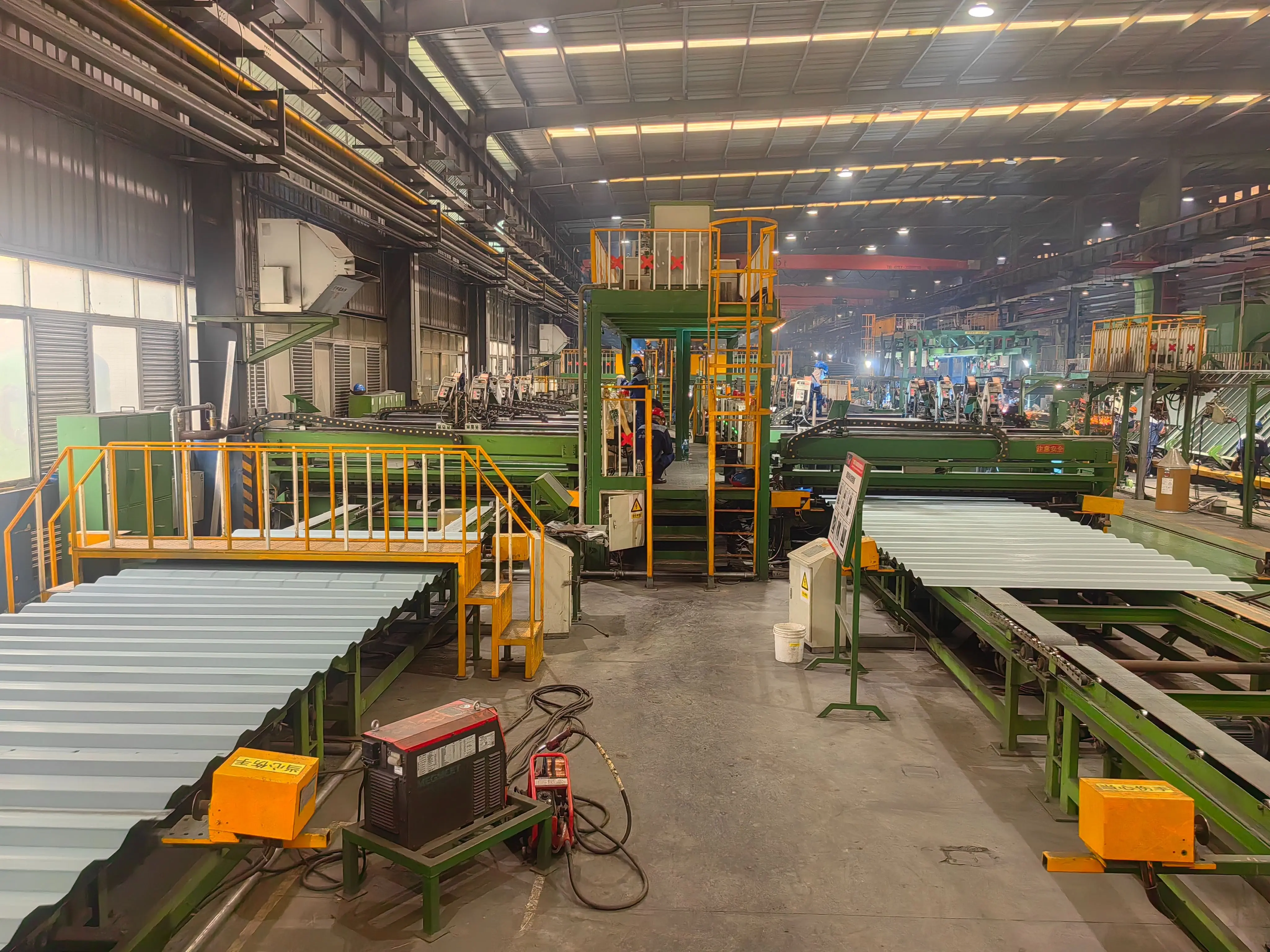 Simple and efficient production line for container side panels and top plates
