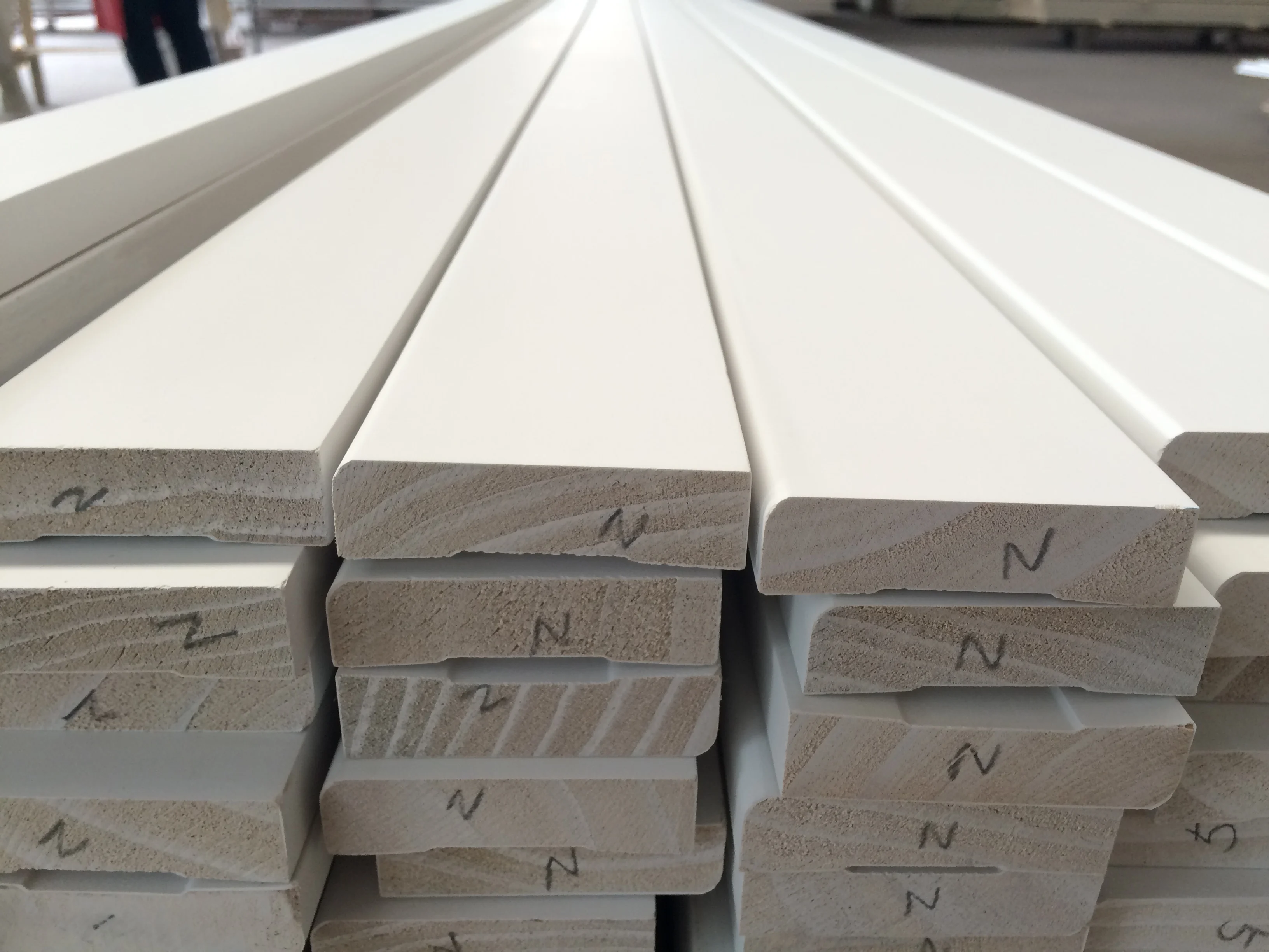 Primed Pine Bull Nose Pencil Round Baseboard Moulding