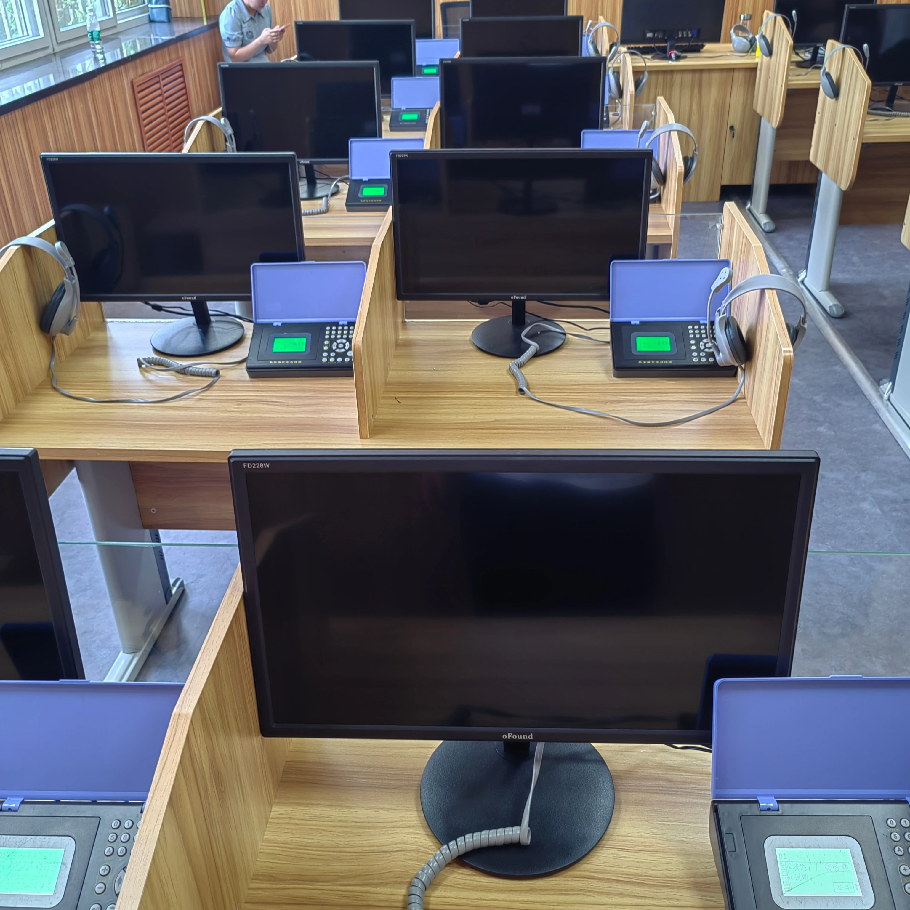 Language laboratory equipment for English learning, educational resources